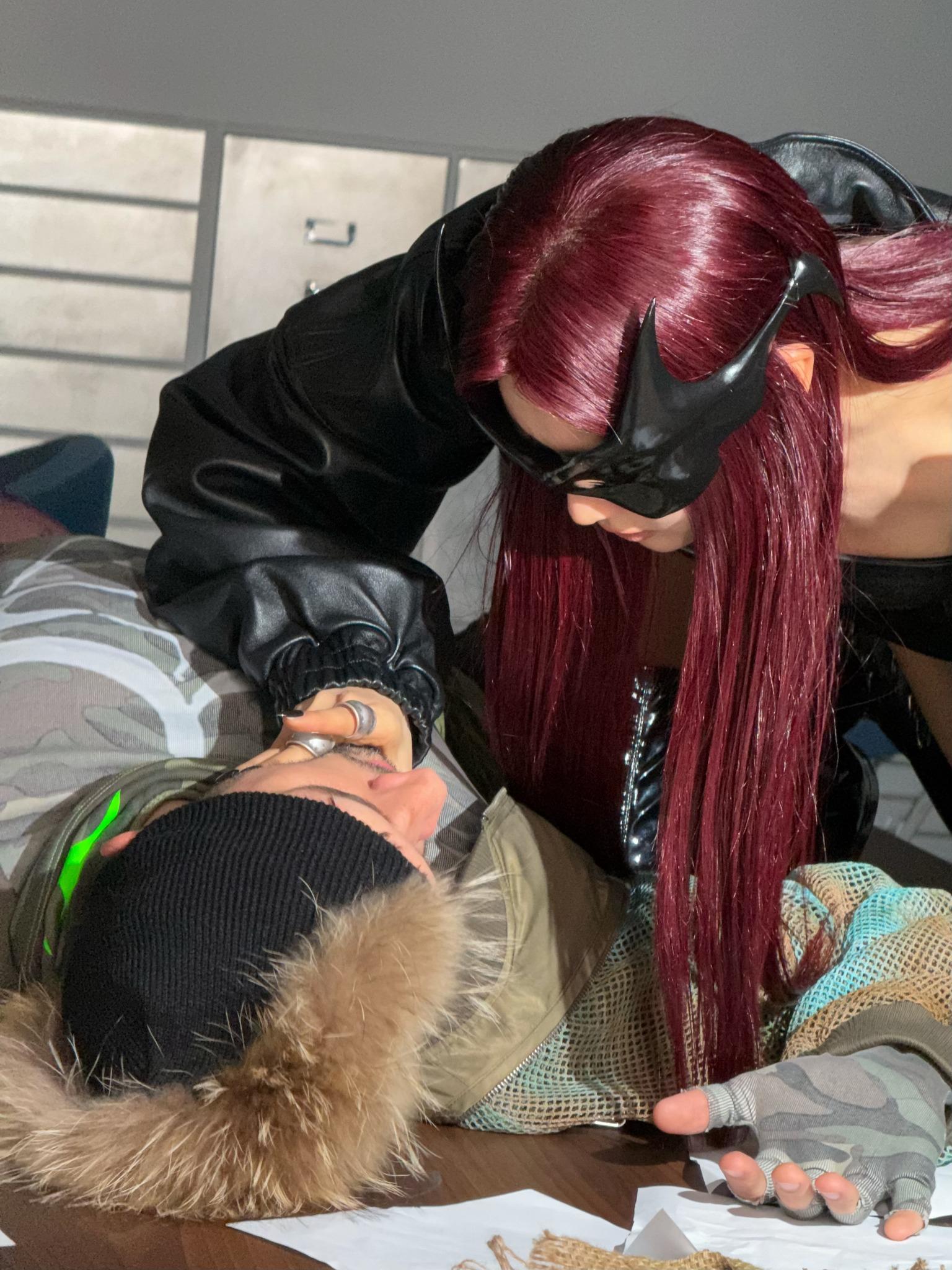 戴眼罩的造型更加似「多弄姿」。