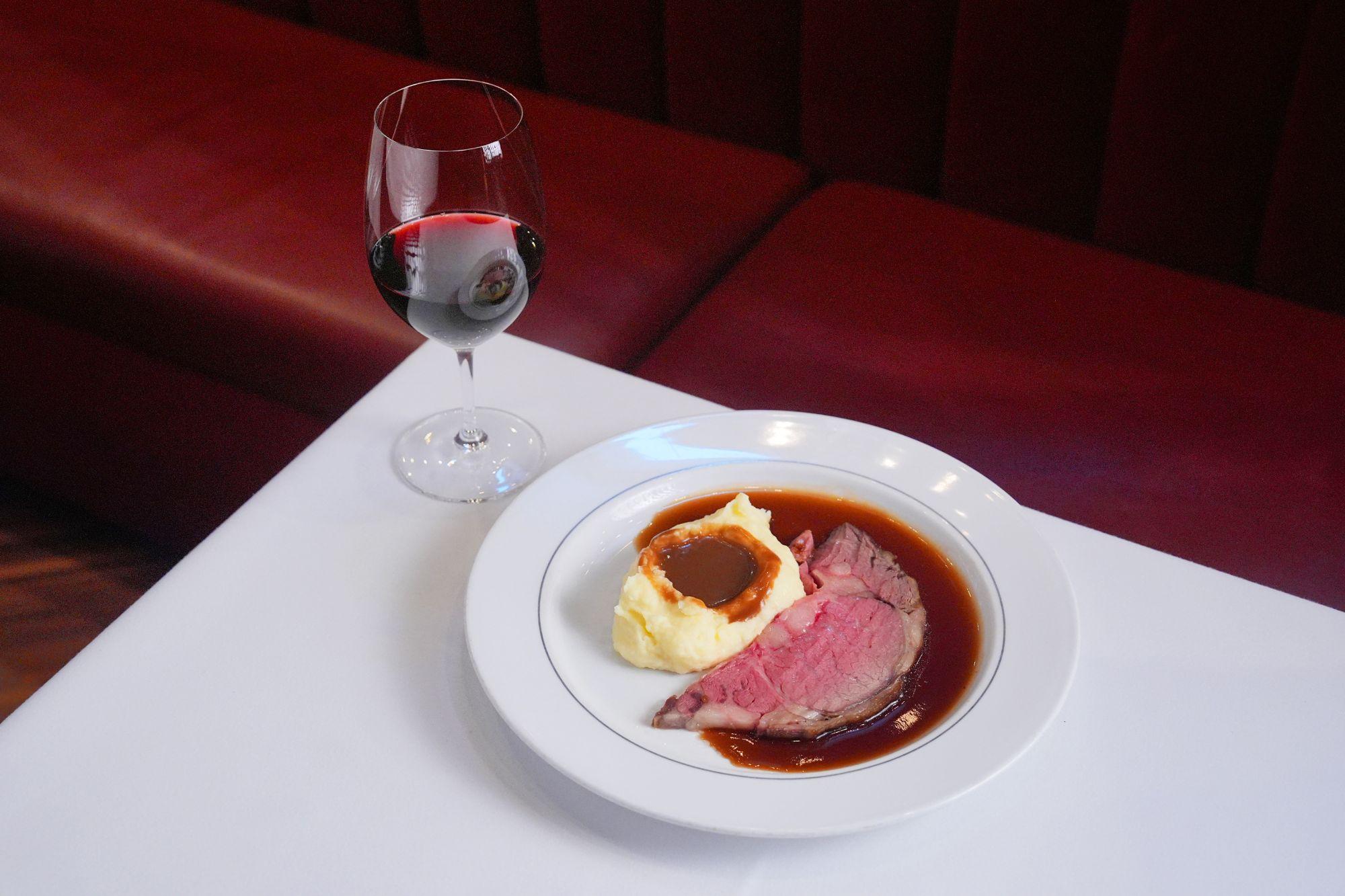 特級燒牛肉餐$518起 美國牛肋骨肉質嫩滑,充滿肉汁,配濃郁肉汁及香滑薯蓉美味出色。