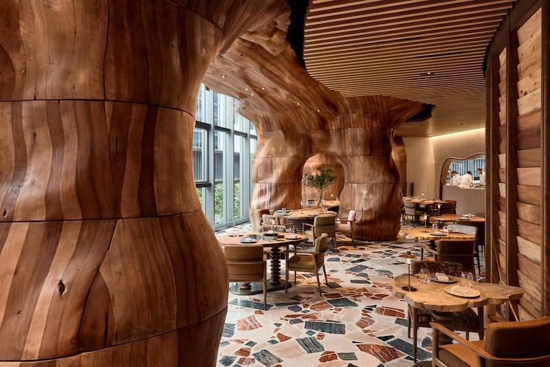 餐廳室內設計合乎零浪費及可持續法展的理念,使用本地可持續物料如木材,營造大自然環境的舒適氛圍。