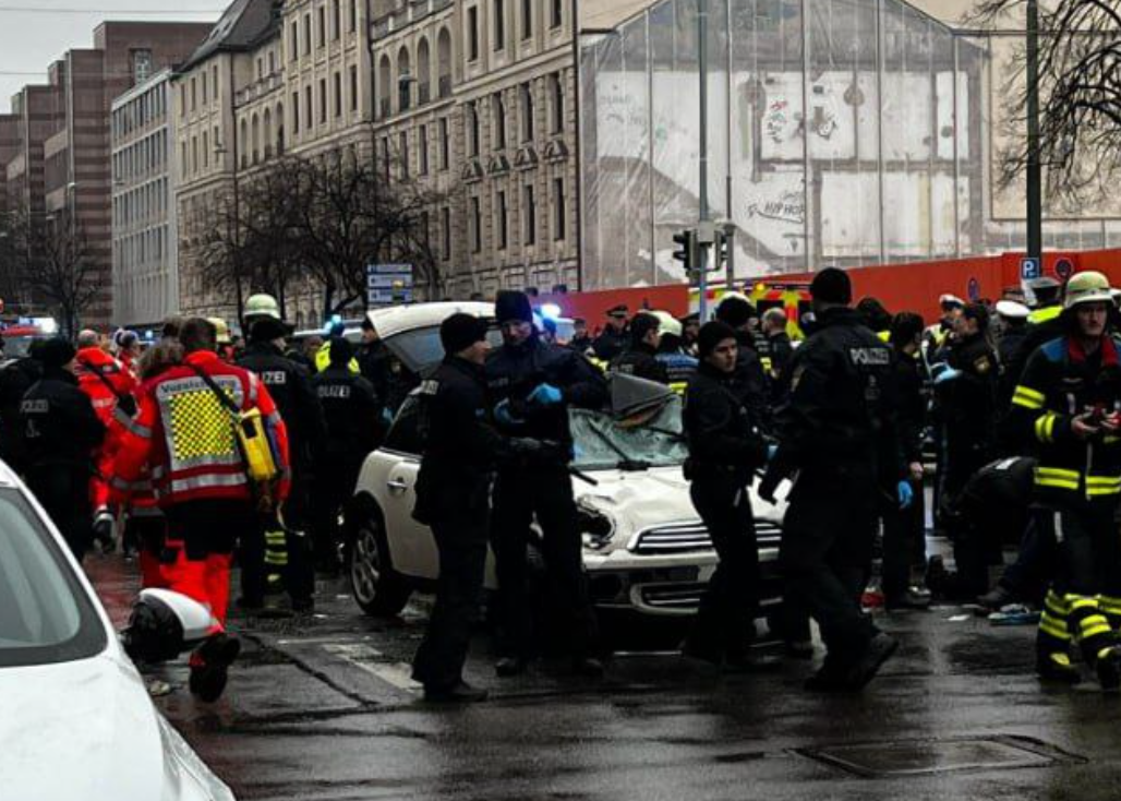 德國傳媒報道,慕尼黑街頭有汽車撞向人群(X)