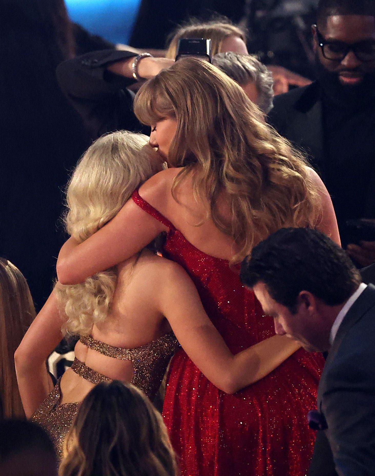 Taylor Swift向Sabrina Carpenter送上祝福的擁抱。