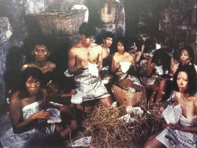 《打蛇》講述偷渡來港者的血淚史,他們被打蛇集團綁架,並遭到百般折磨和凌辱,令人慘不忍睹。(網上圖片)