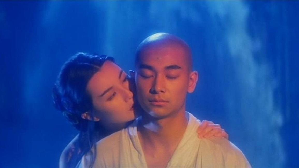 電影《青蛇》中,青蛇(張曼玉飾)意圖迷惑法海(趙文卓飾)的一幕。(網上圖片)