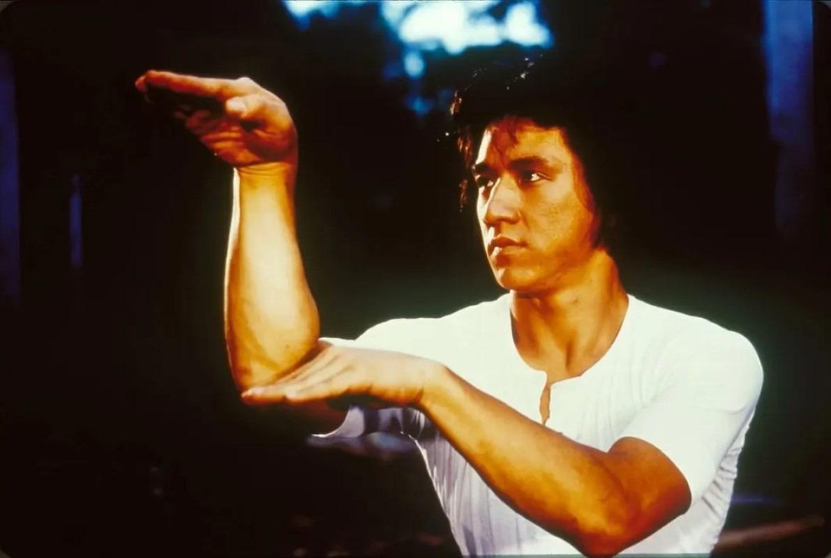 1978年的動作喜劇片《蛇形刁手》,票房達到270萬,成績相當不俗,也讓成龍打響名聲。(網上圖片)