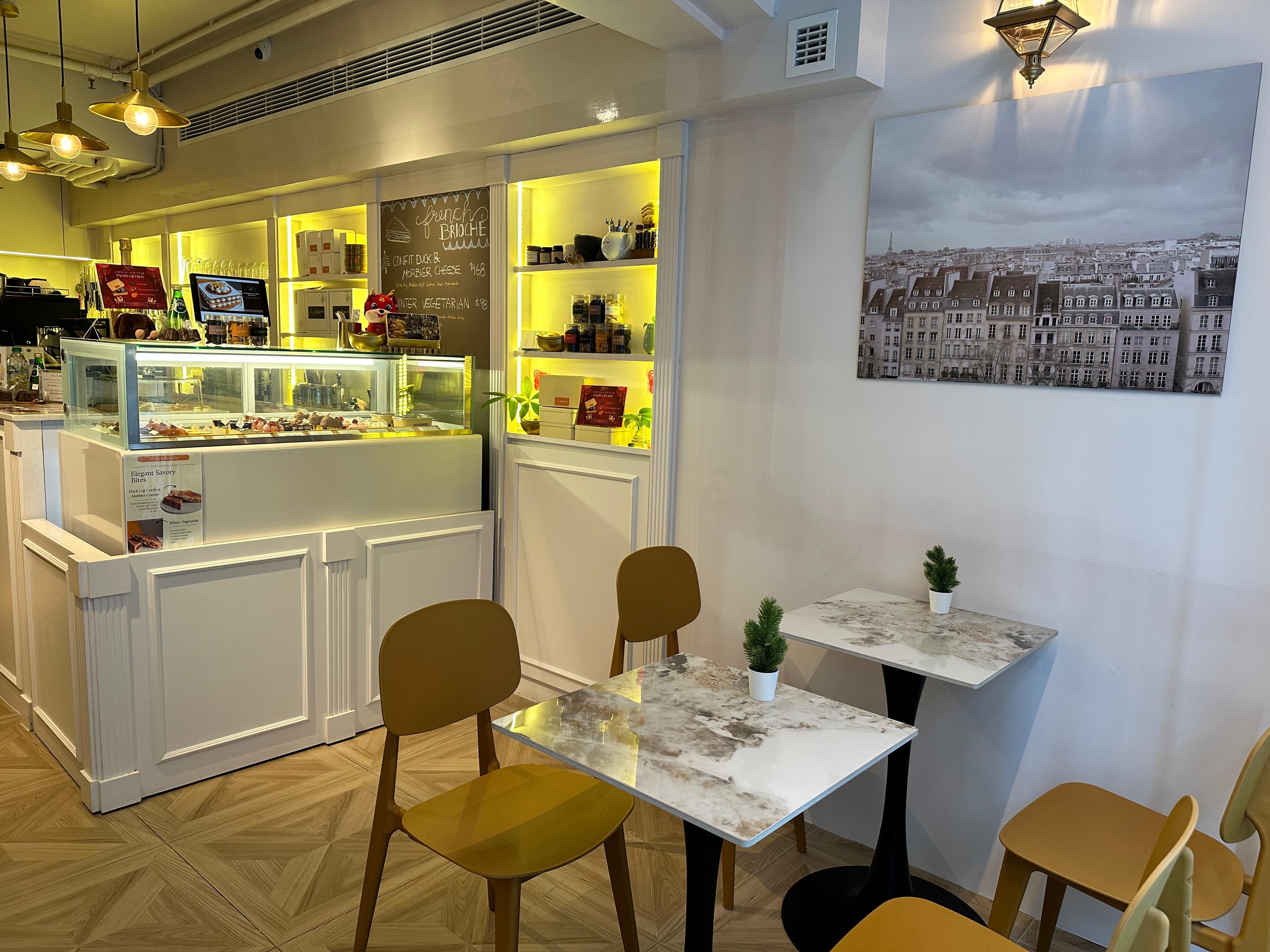 店內設有座位,充滿法國情懷。