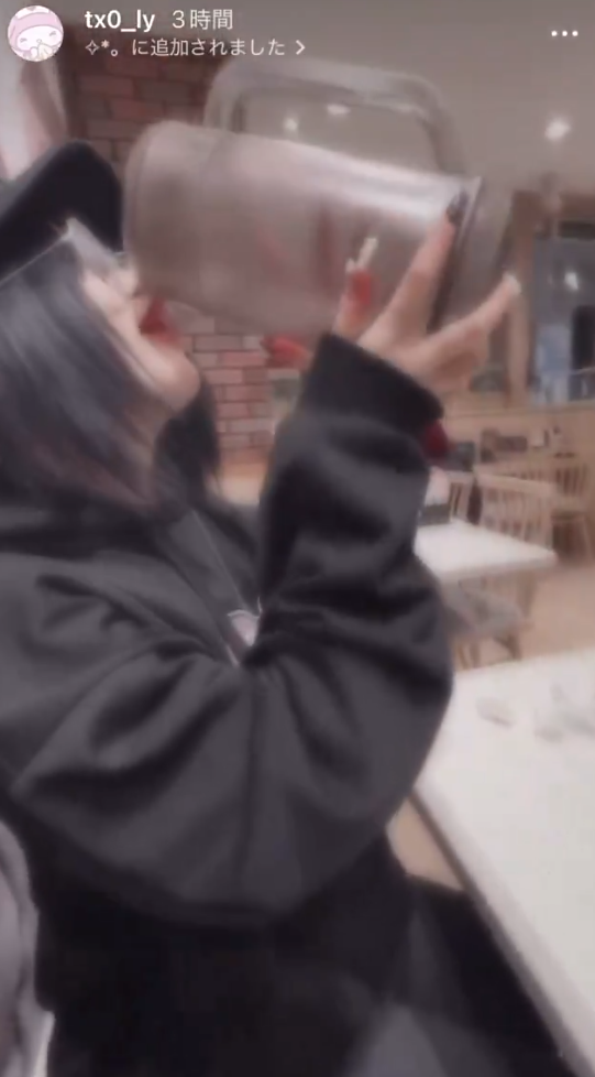 日本少女牛丼連鎖店Sukiya用餐時,以公用水壺「嘴對嘴」豪飲。(影片截圖)