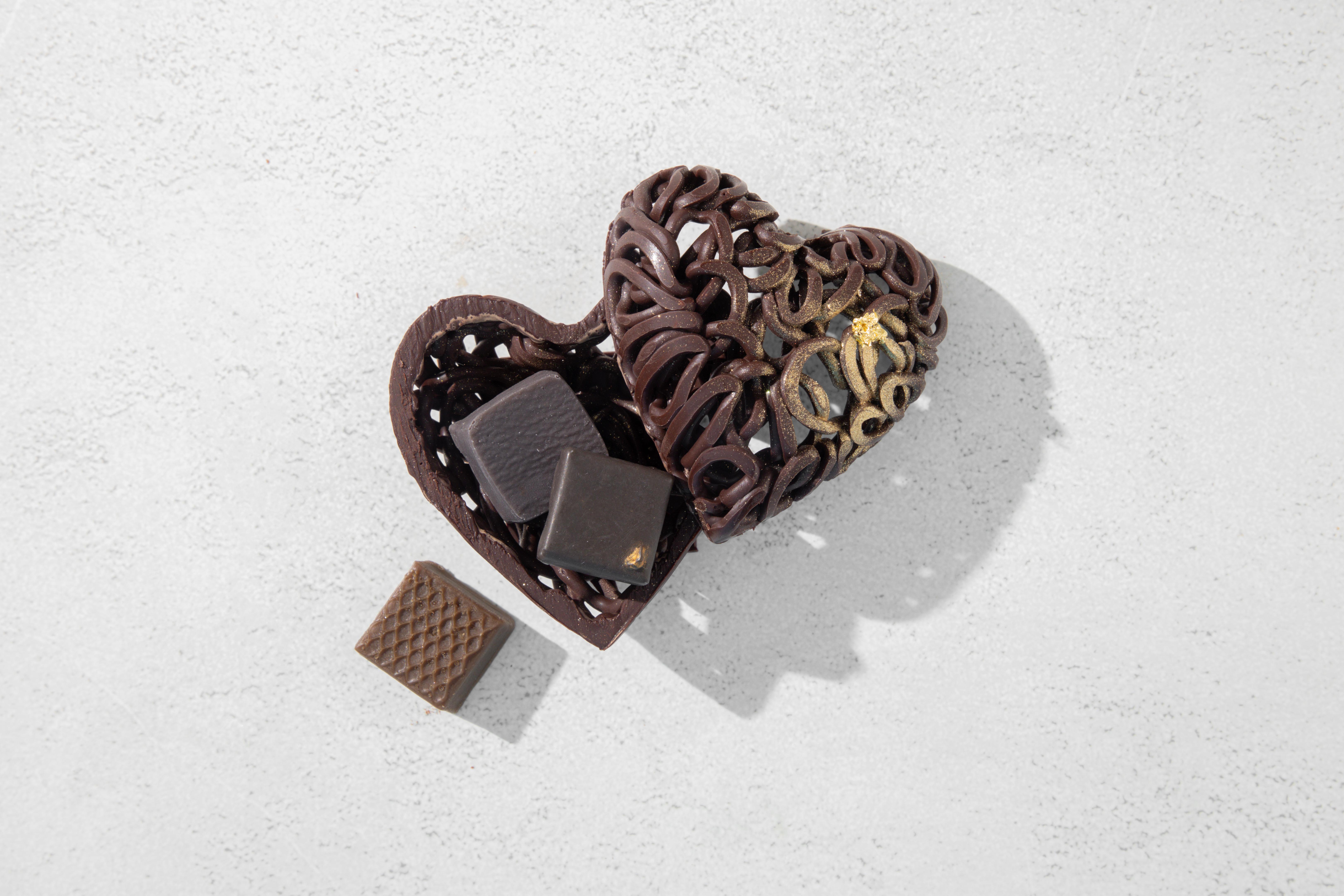 DALLOYAU蕾絲朱古力禮盒 $188 心形蕾絲朱古力外殼由廚師巧手製作,內裡放了由客人挑選的法國手造朱古力,充滿心思。