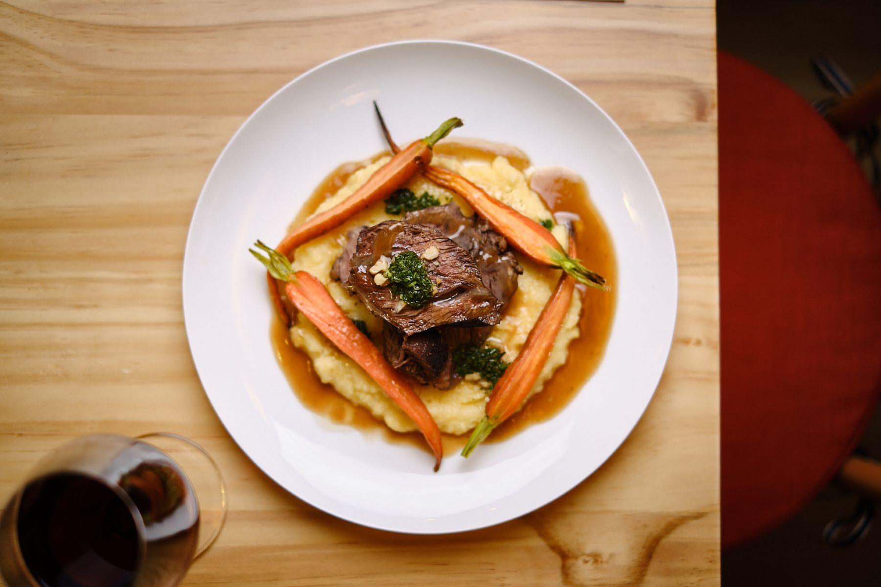 燴澳洲牛臉頰配合桃青醬、醃菜及玉米粥$278