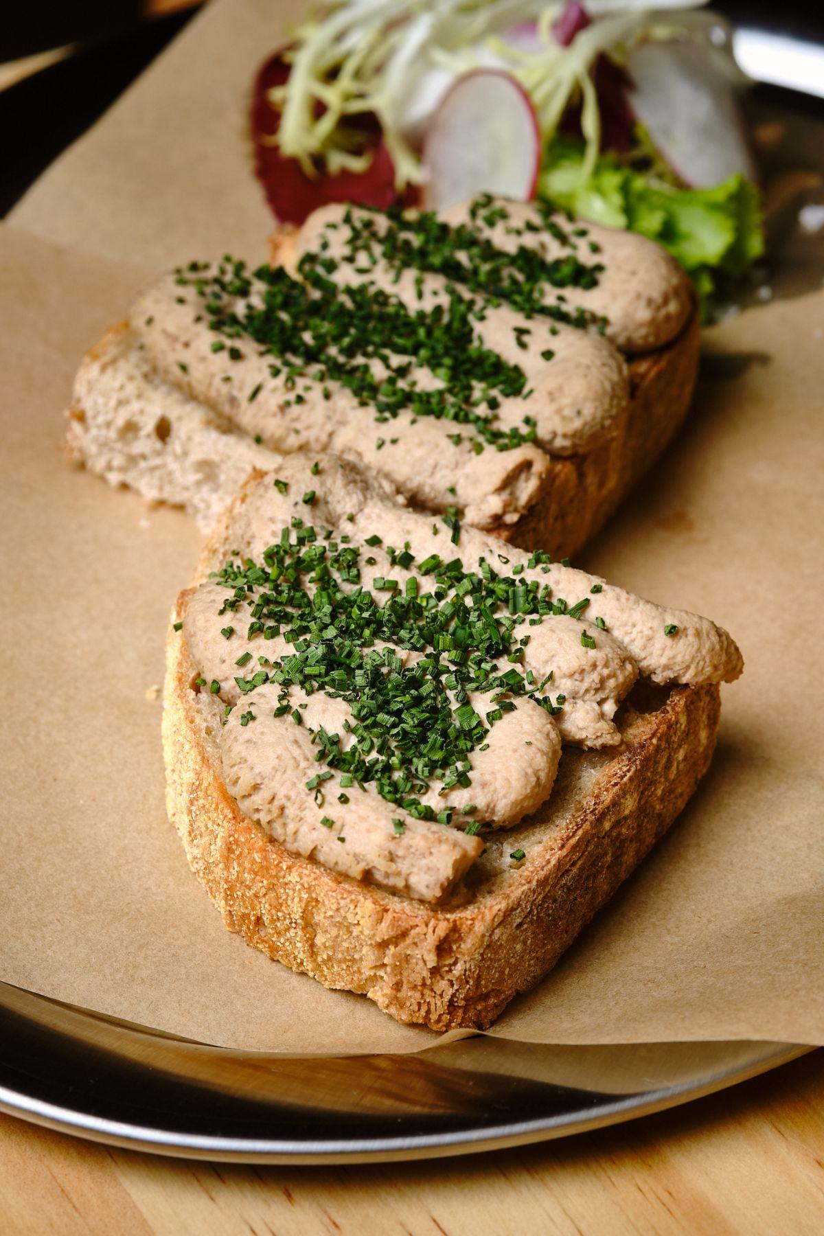 雞肝醬配夥莓醬及酸種麵包$148