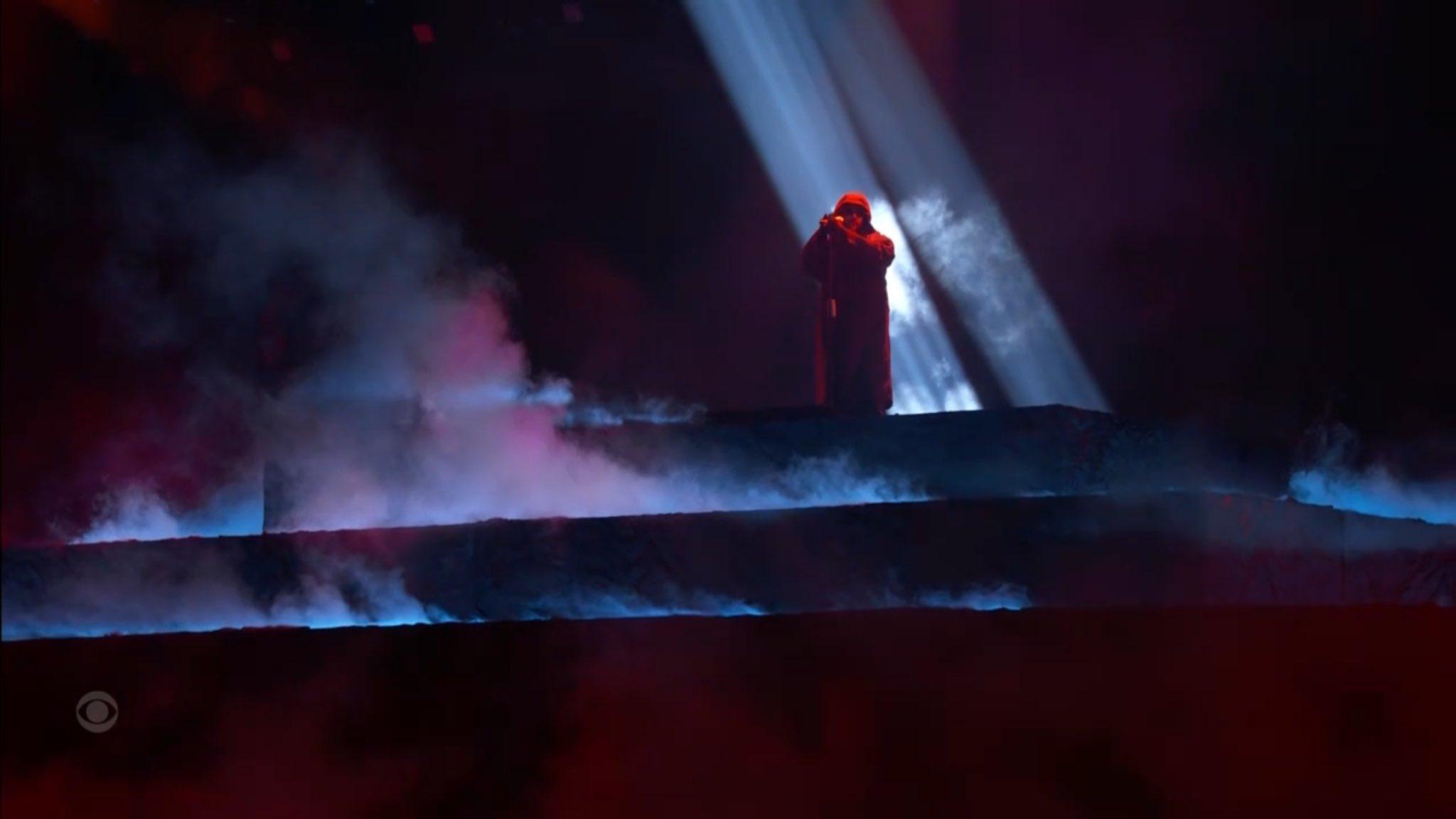 The Weeknd驚喜亮相《格林美》,場音樂人起立鼓掌。