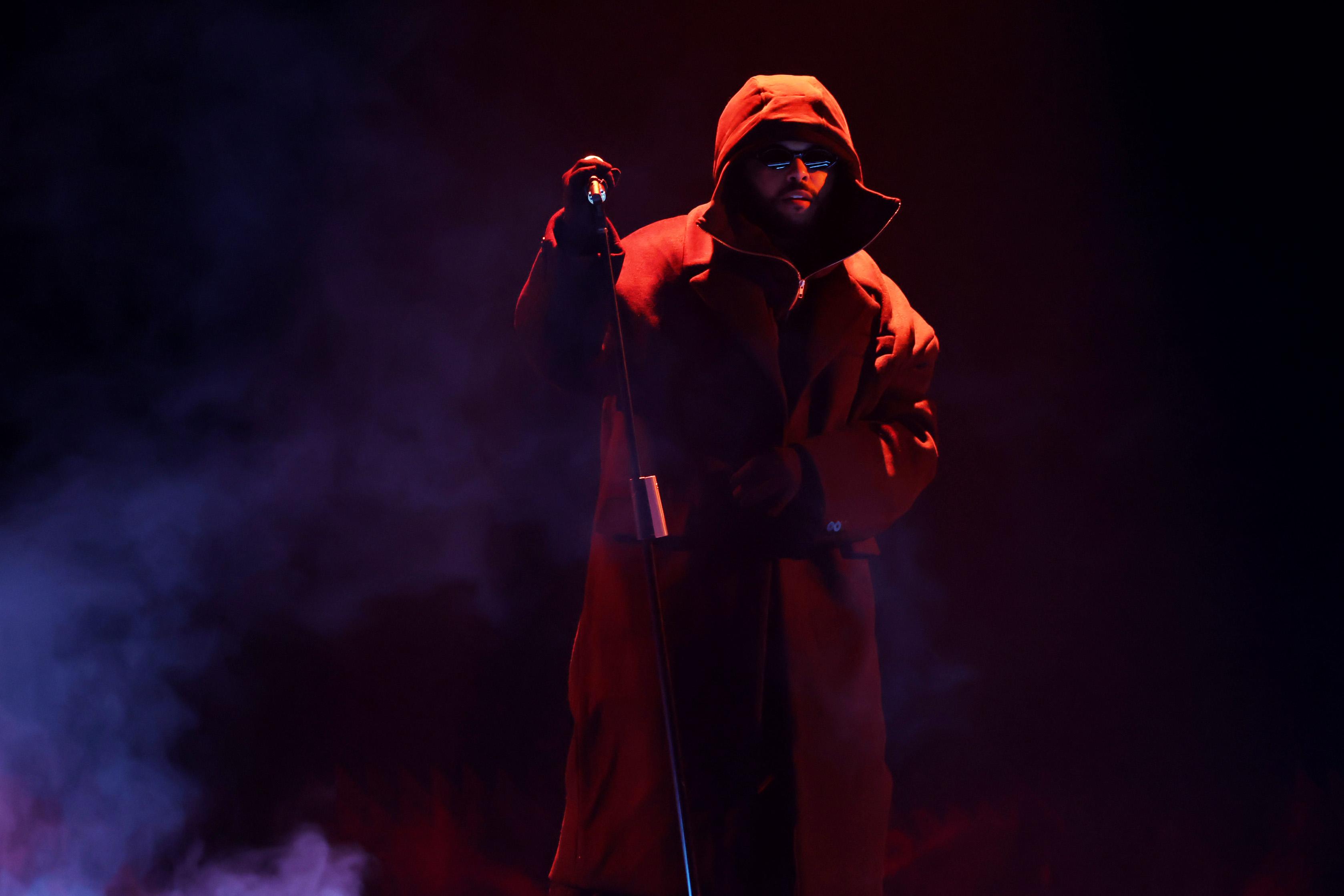 The Weeknd驚喜亮相《格林美》,場音樂人起立鼓掌。