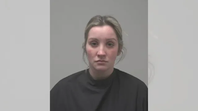 涉事母親克里爾使用風筒令兒子死亡,被起訴二級謀殺罪。