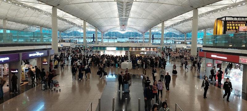 機場清晨現百人長龍,為搶購人氣公仔不惜錯過航班(Facebook圖片)