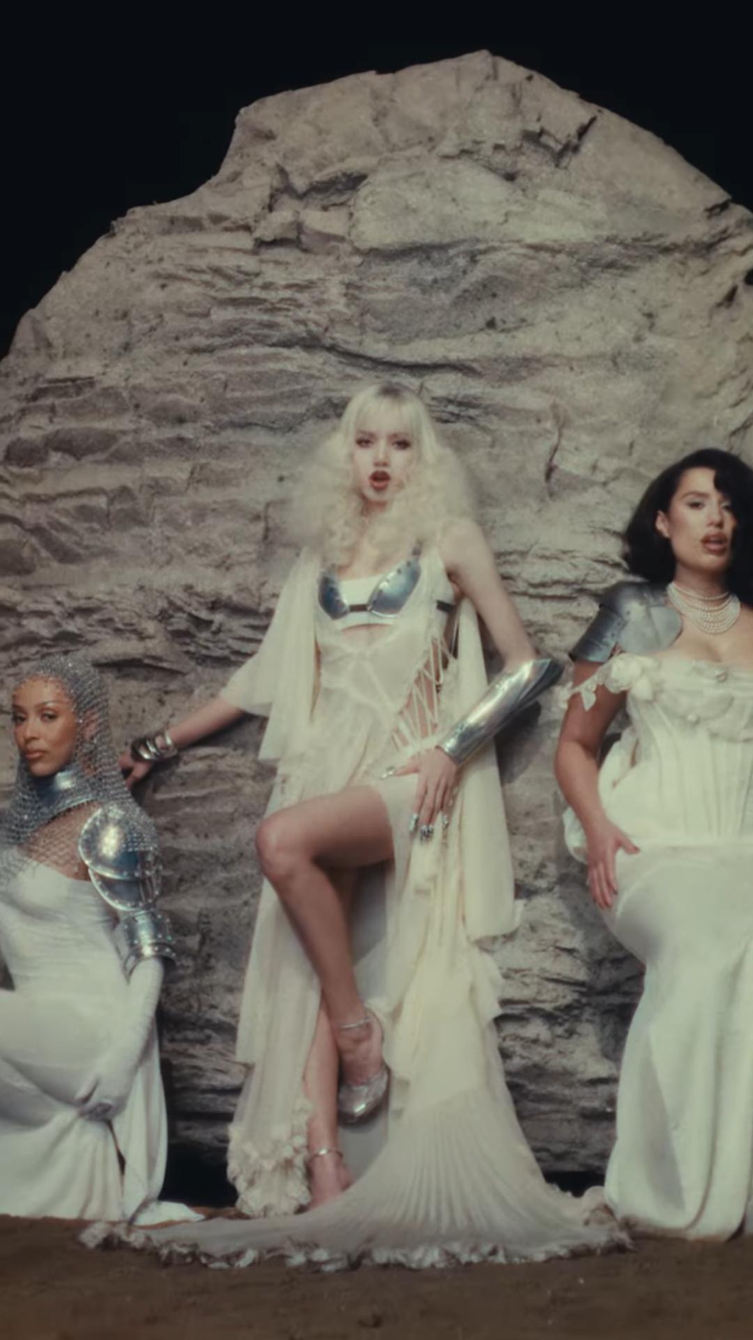 Lisa、Doja Cat、Raye到時會在奧斯卡舞台獻唱新歌《Born Again》。