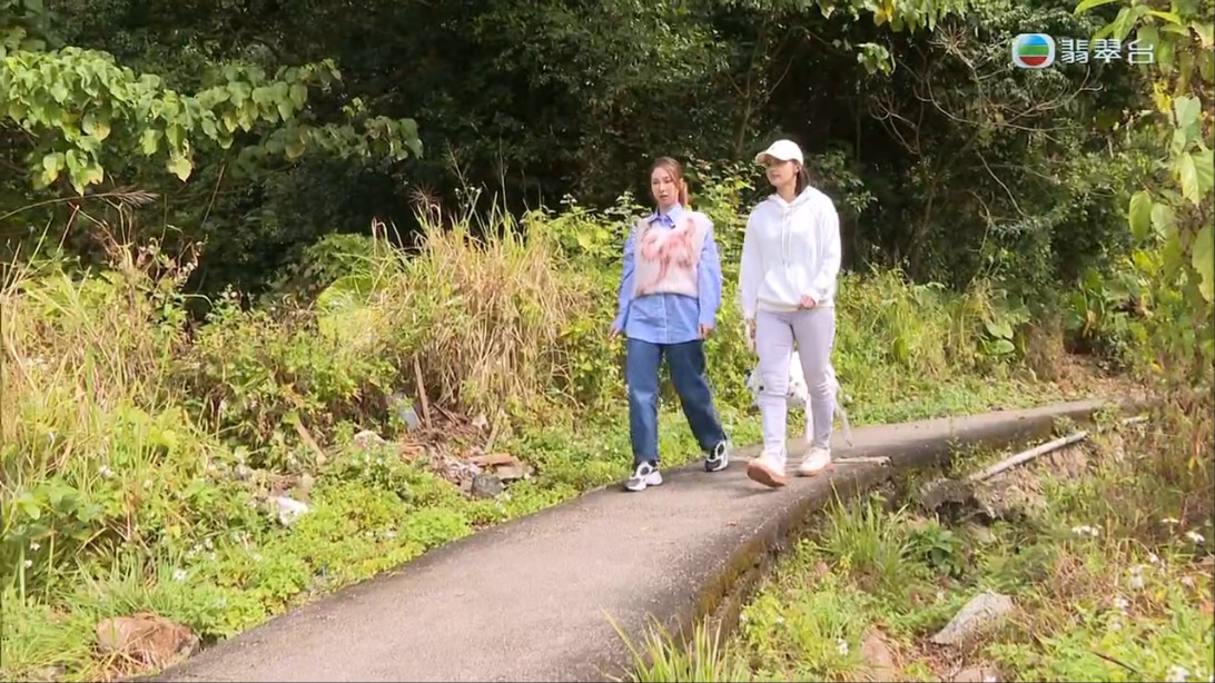 謝嘉怡在《東張西望》重溫當日事發經過,當提到愛犬當日的情況時,不禁在鏡頭前落淚。