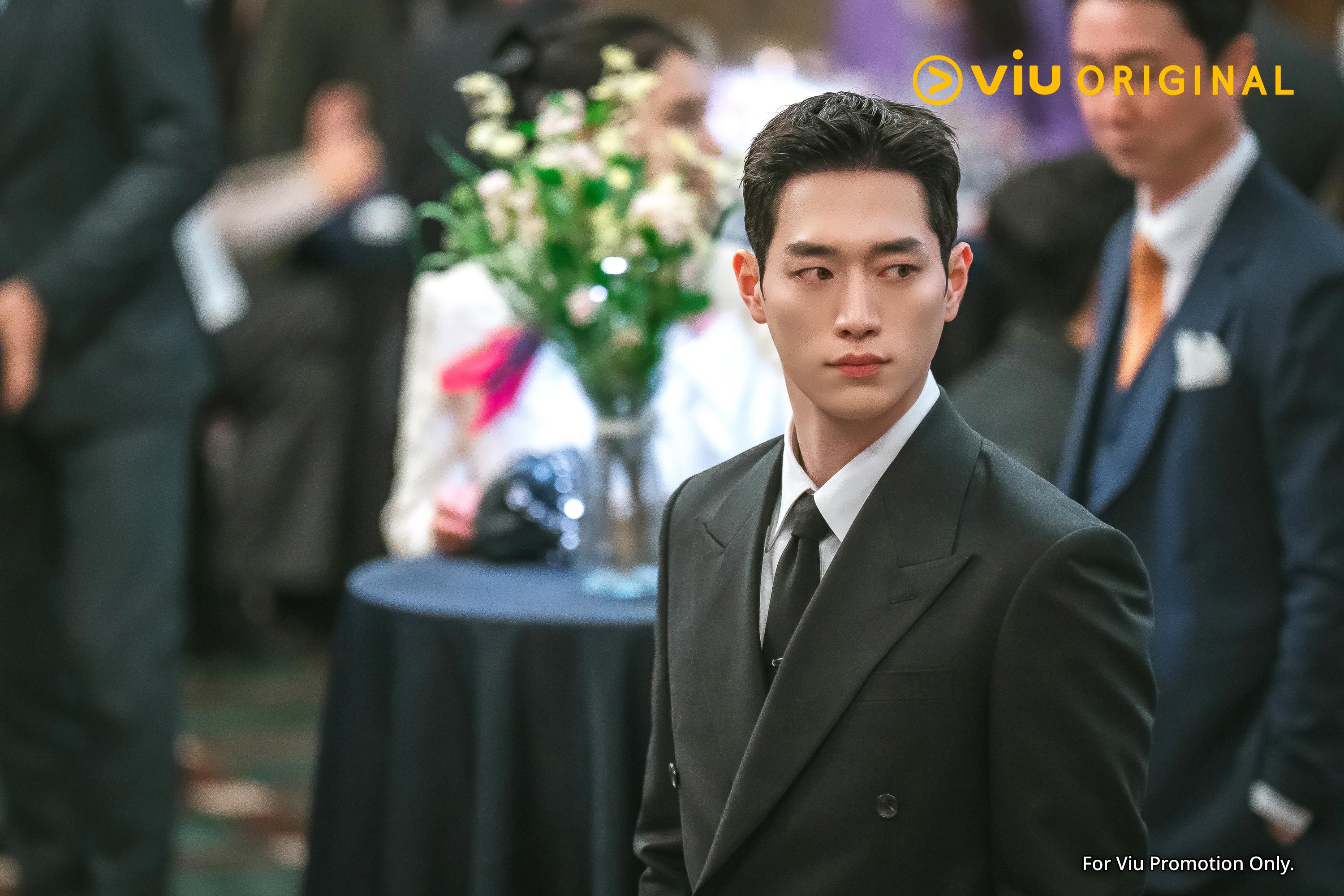 徐康俊今次一改戲路,化身金牌特工混入校園。