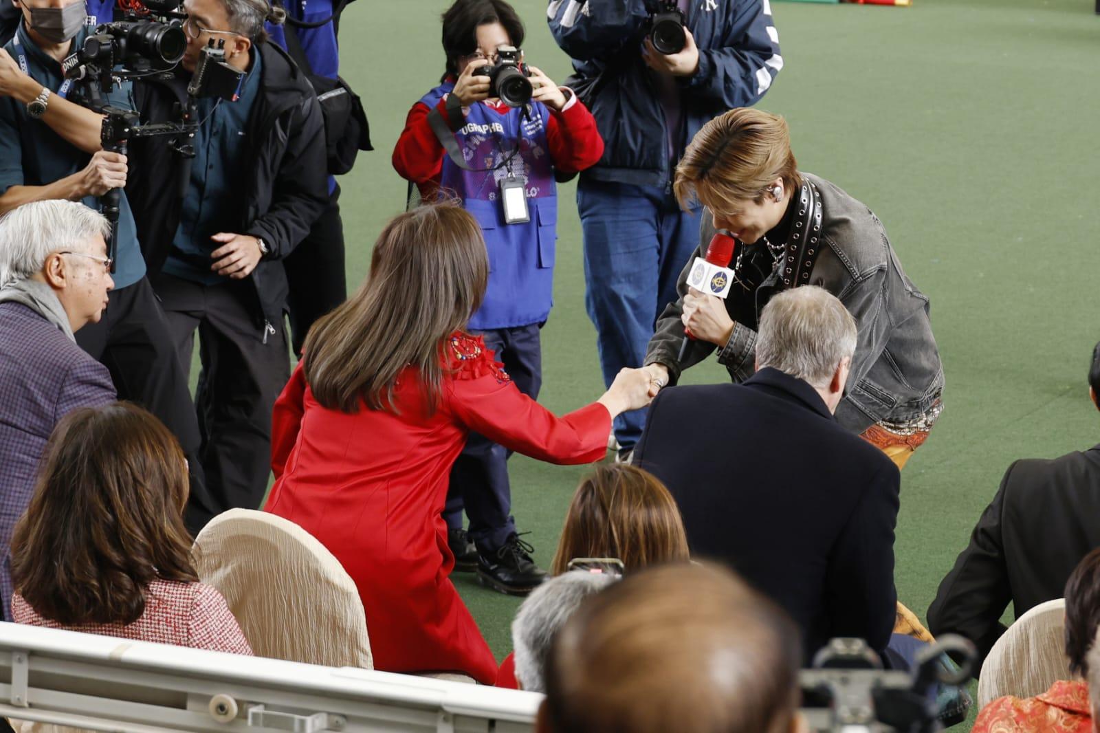 張敬軒為新春賽馬活動擔任表演嘉賓,與羅淑佩握手。(林俊源攝)