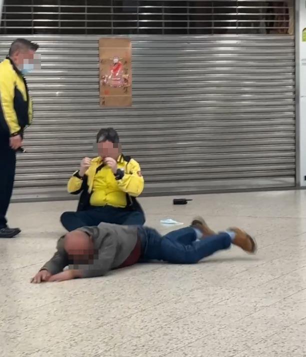 男職員被醉漢壓在地上,另外兩名男同事正協助分開二人。(_.ti_ff._@threads)
