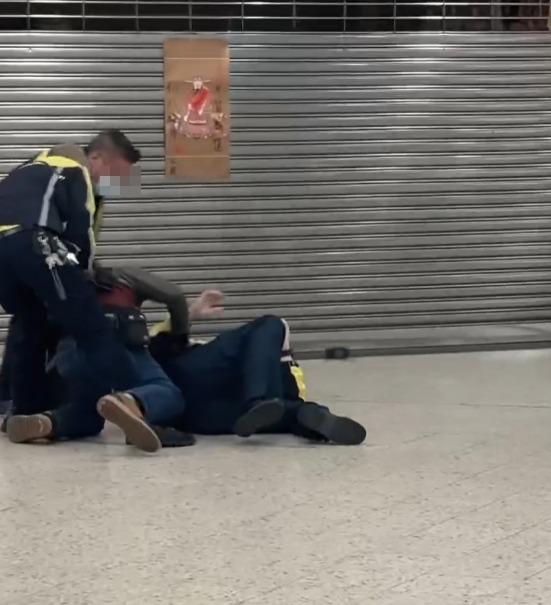 男職員被醉漢壓在地上,另外兩名男同事正協助分開二人。(_.ti_ff._@threads)