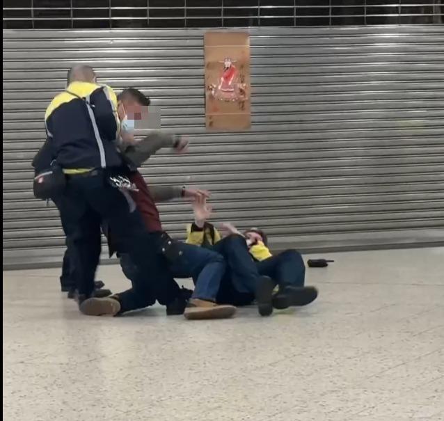 男職員被醉漢壓在地上,另外兩名男同事正協助分開二人。(_.ti_ff._@threads)