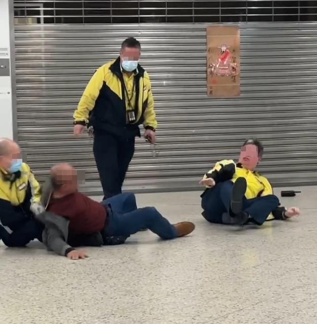 男職員被醉漢壓在地上,另外兩名男同事正協助分開二人。(_.ti_ff._@threads)