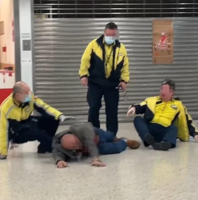 男職員被醉漢壓在地上,另外兩名男同事正協助分開二人。(_.ti_ff._@threads)