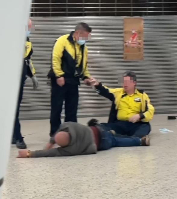 男職員被醉漢壓在地上,另外兩名男同事正協助分開二人。(_.ti_ff._@threads)
