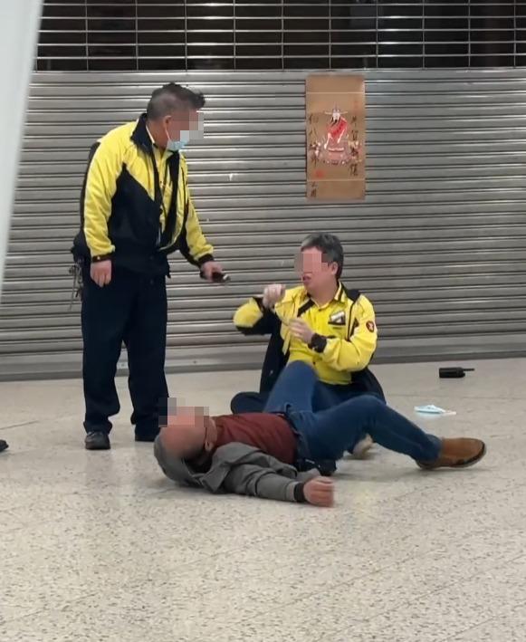 男職員被醉漢壓在地上,另外兩名男同事正協助分開二人。(_.ti_ff._@threads)