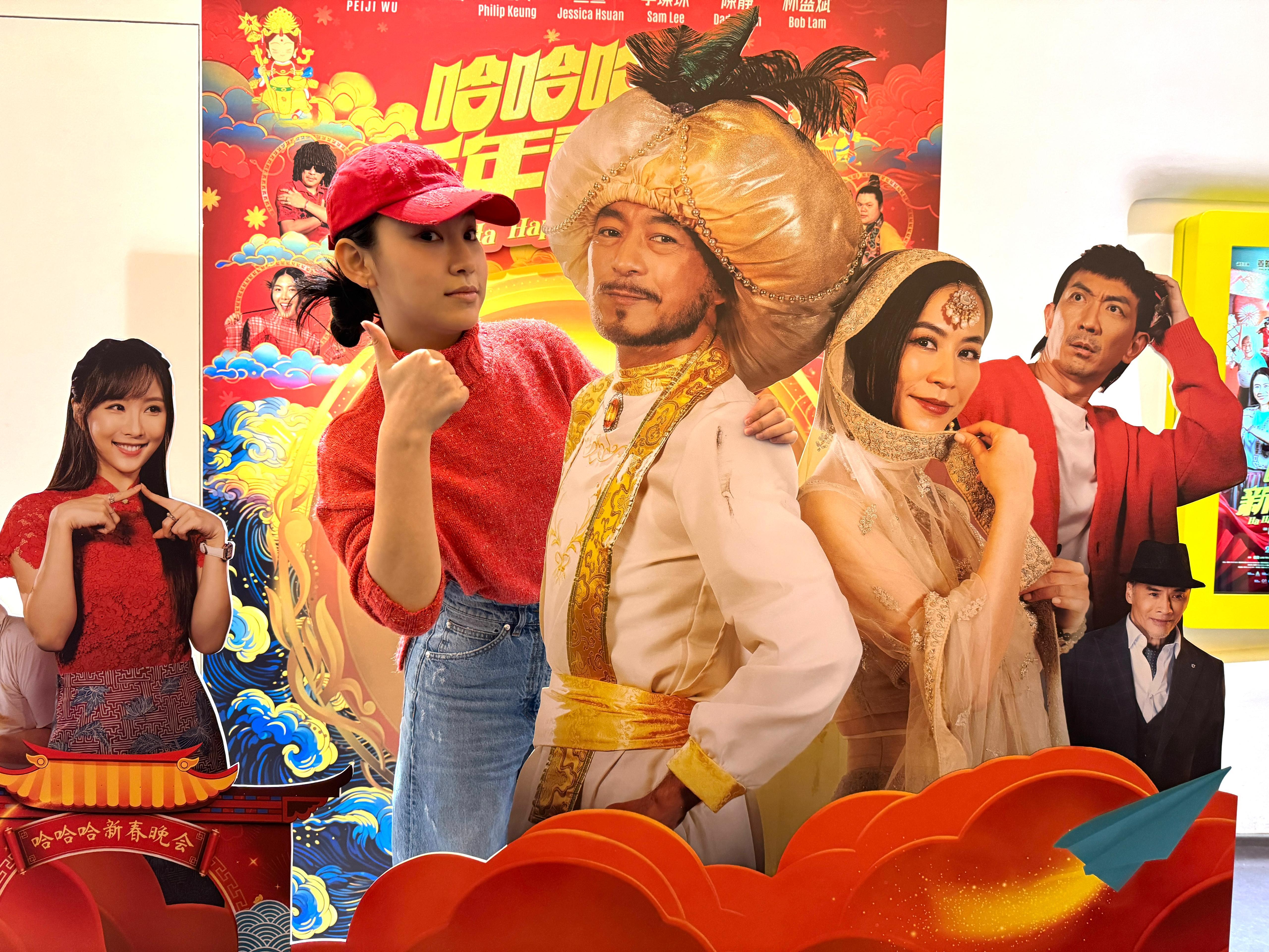 炎明熹入場支持姜皓文與太太殷寧夫妻檔炮製的賀歲電影《哈哈哈新年喜戲》。