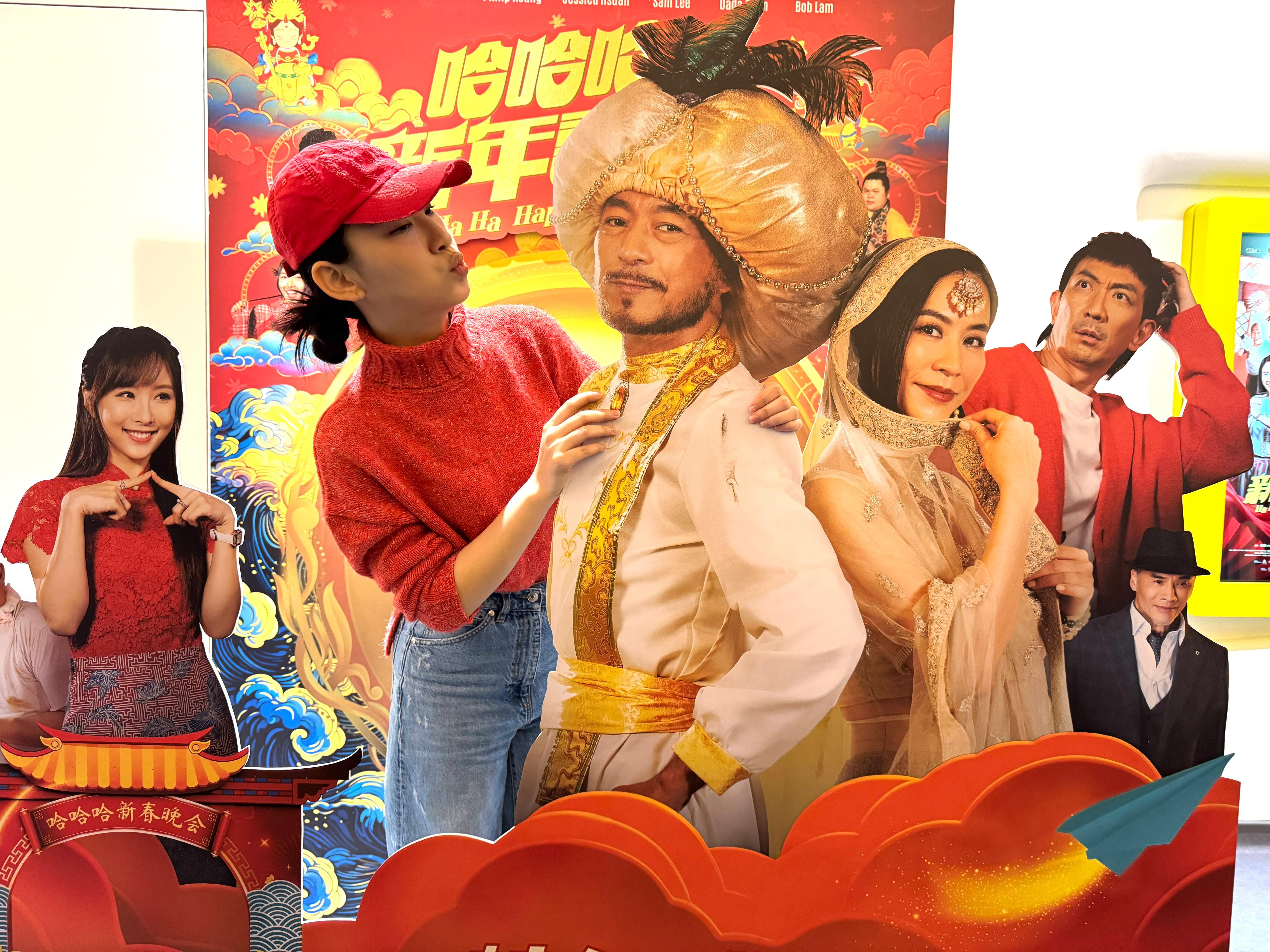 炎明熹入場支持姜皓文與太太殷寧夫妻檔炮製的賀歲電影《哈哈哈新年喜戲》。