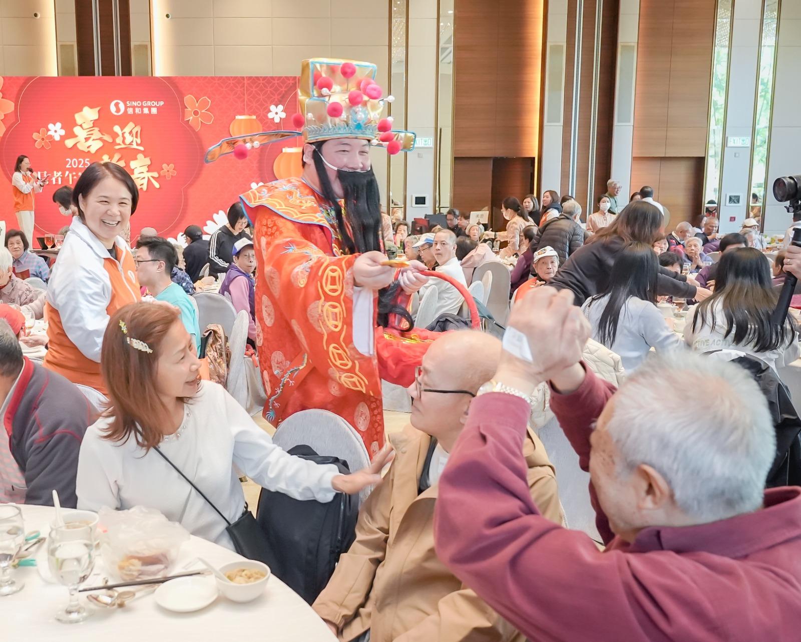 農曆新年前邀請超過400位長者共享新春長者午宴。
