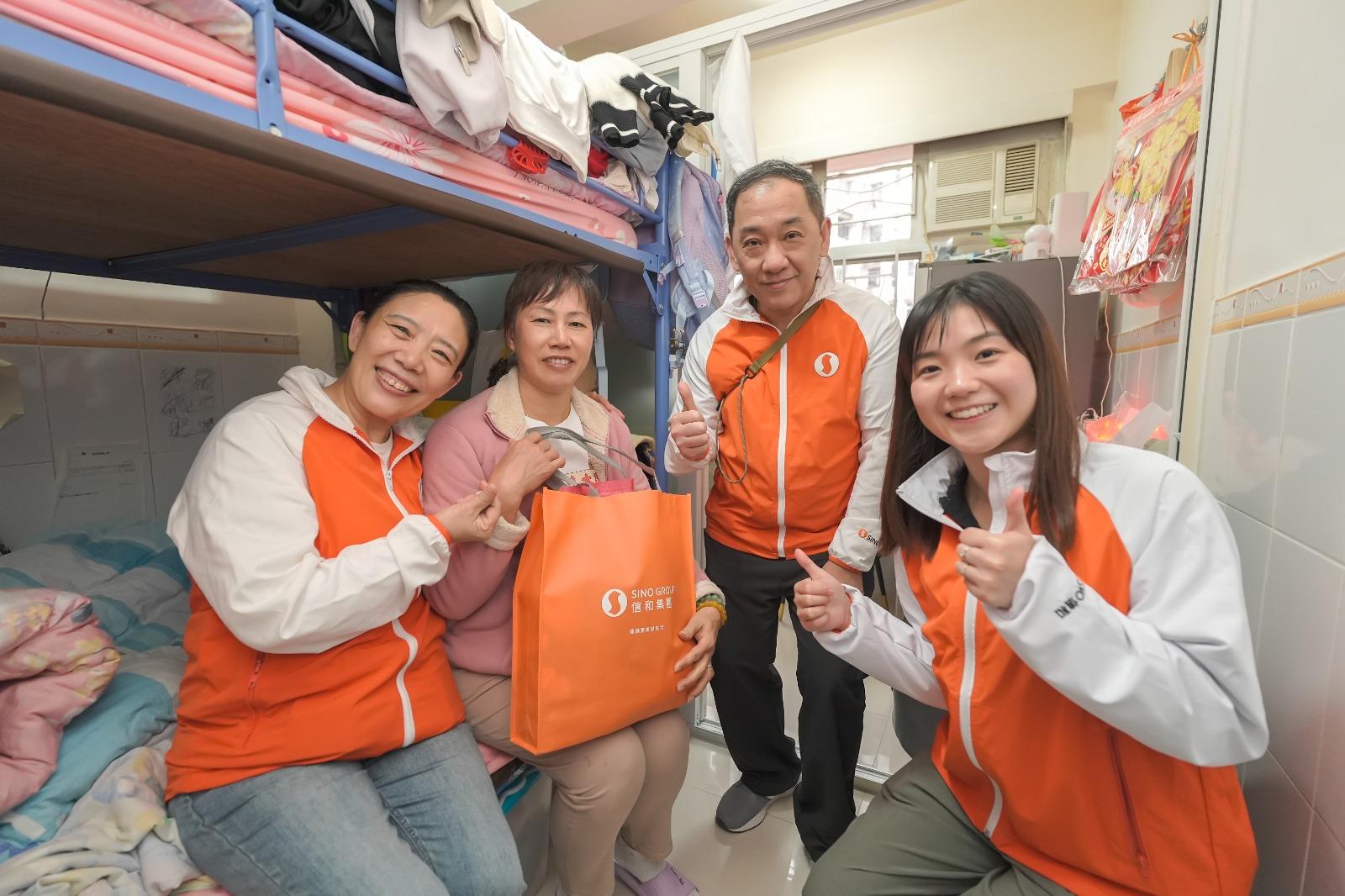 集團義工隊走訪多區探訪長者及基層家庭派發賀年禮物包。