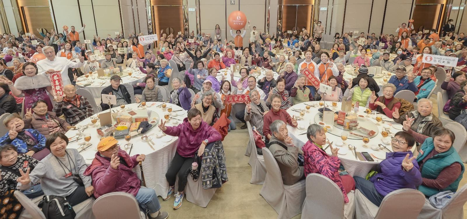 農曆新年前邀請超過400位長者共享新春長者午宴。