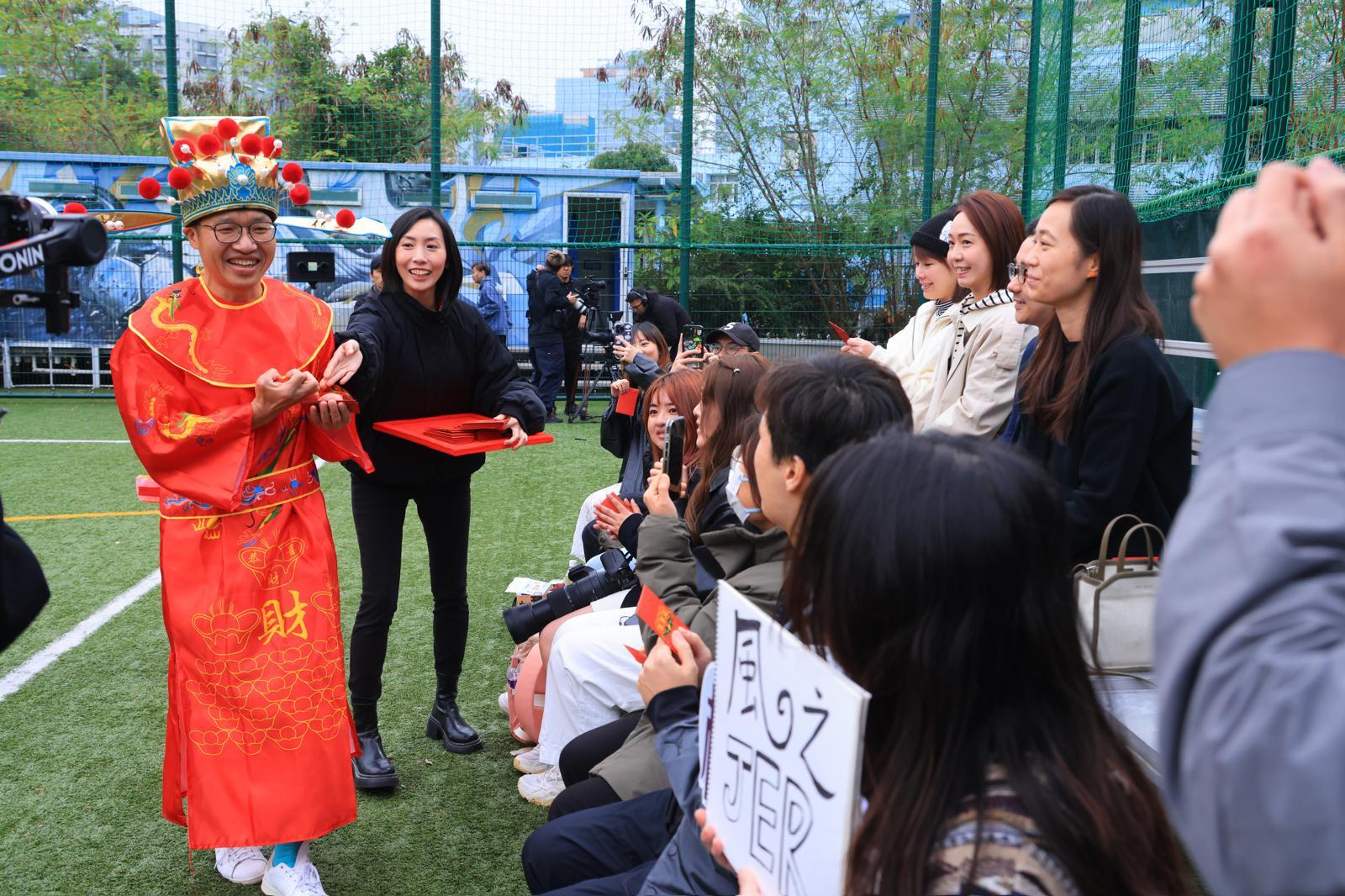 German扮財神扮利是。