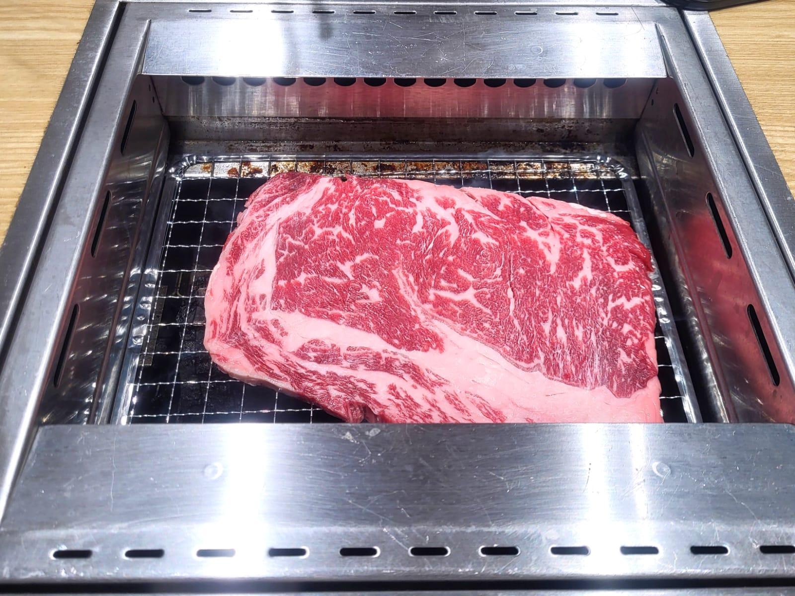 雙情人祭二人燒肉餐包含M9澳州和牛肉眼牛排(150克)