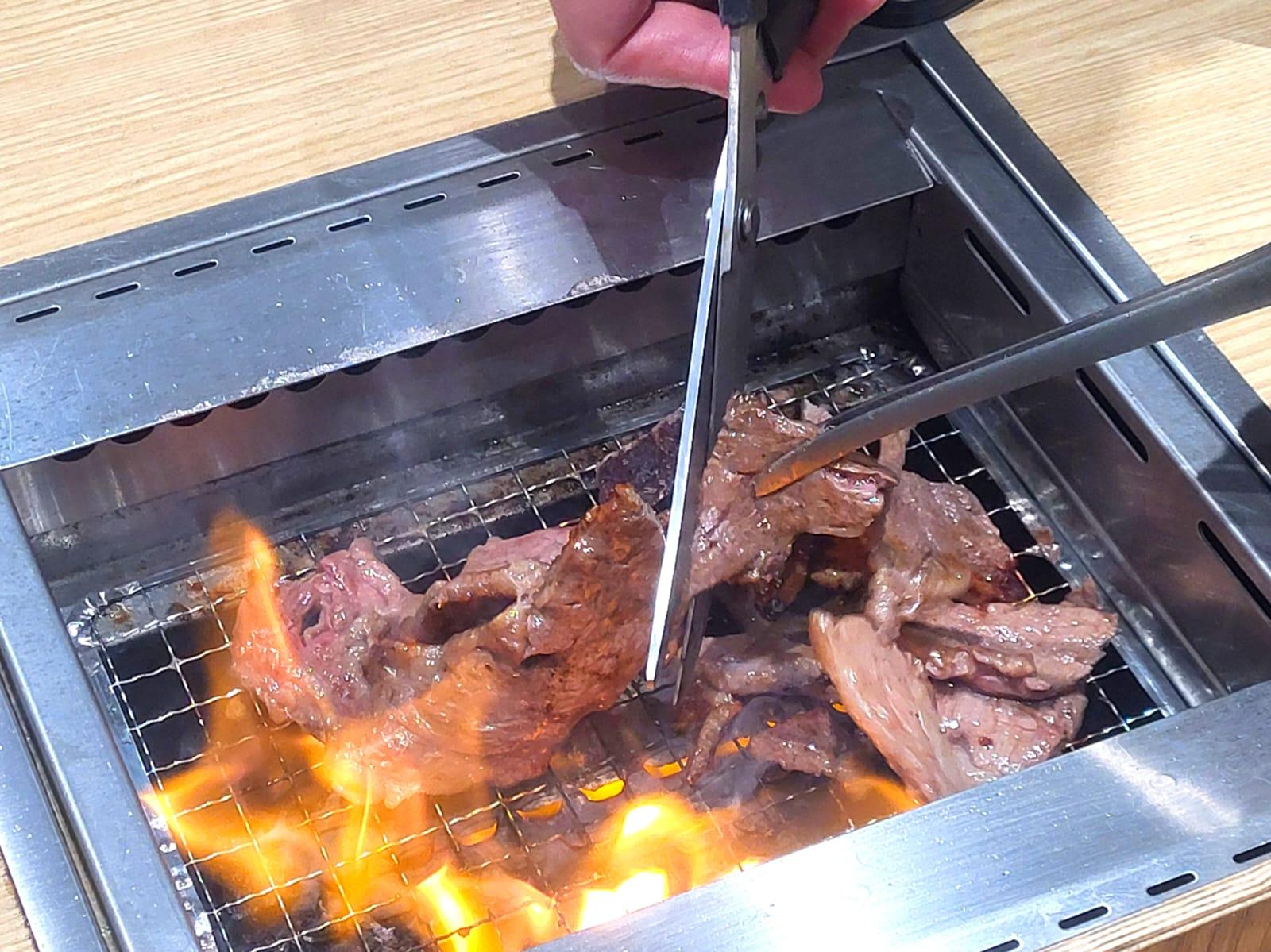 男方燒肉時記得用剪刀為情人分切牛排。