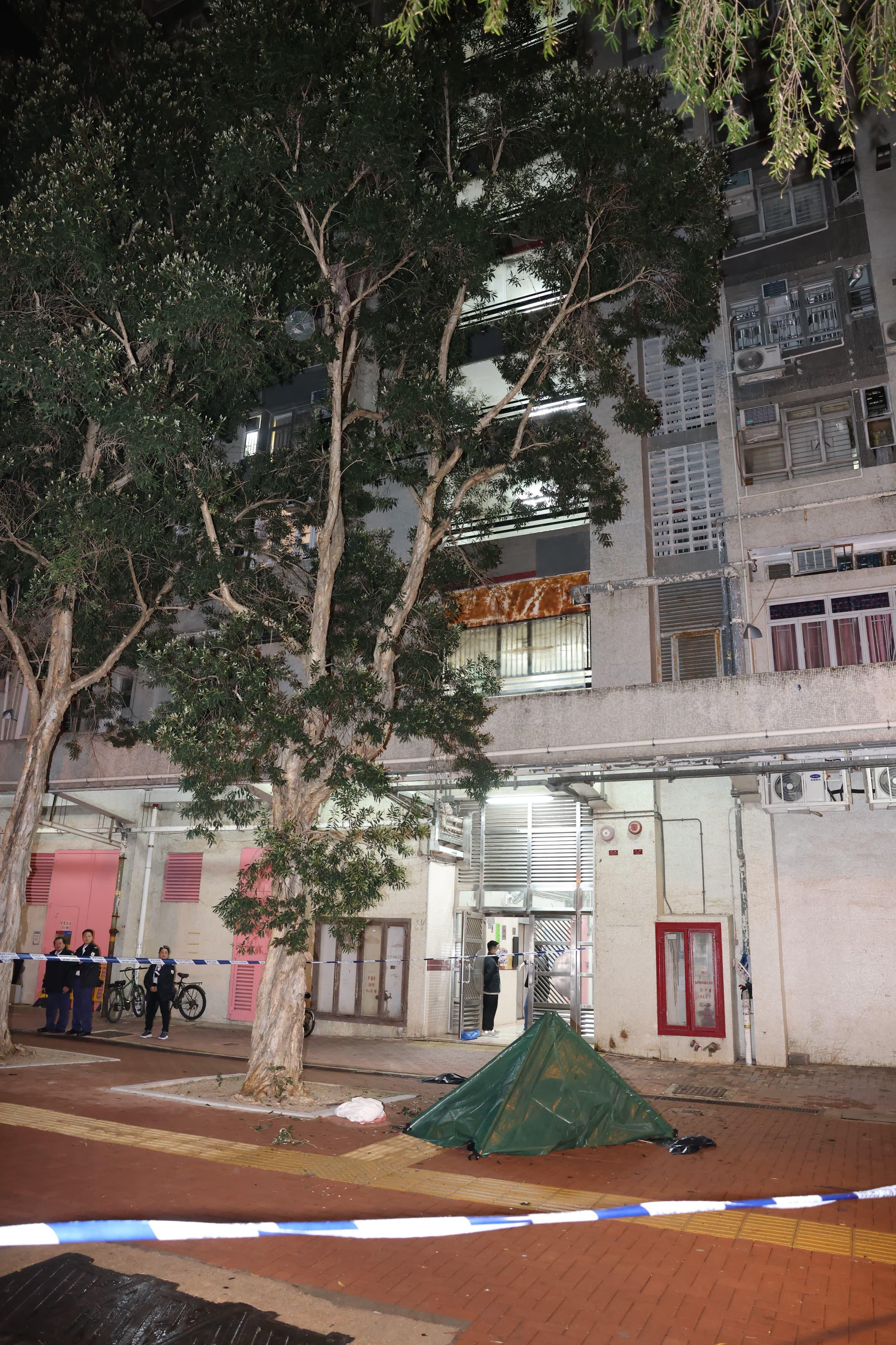 朗屏邨18樓位置亦發現19歲死者財物,相信是由該處墜下。