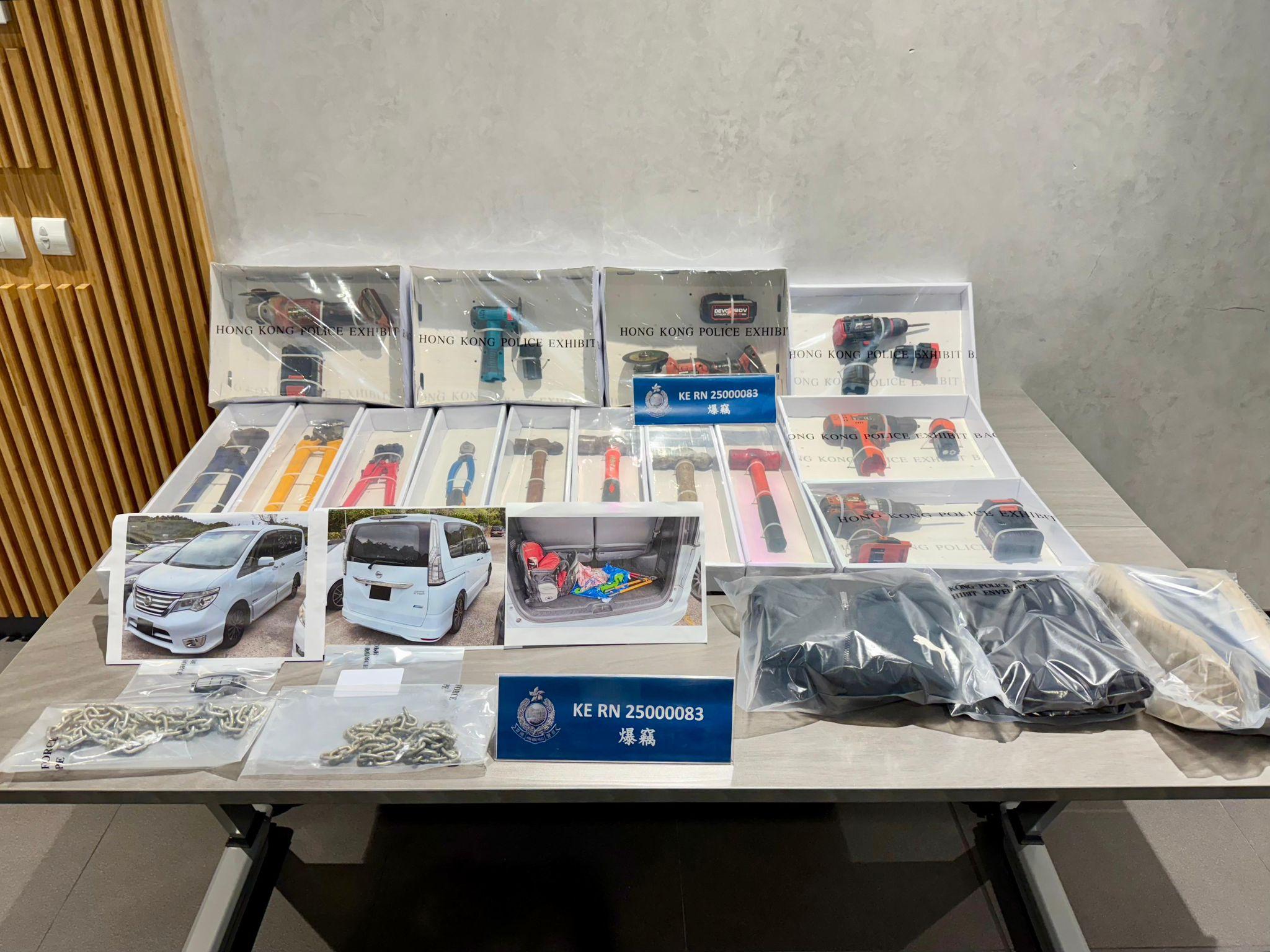 警方檢獲犯案工具、部分失物及被捕人犯案時所穿衣物。
