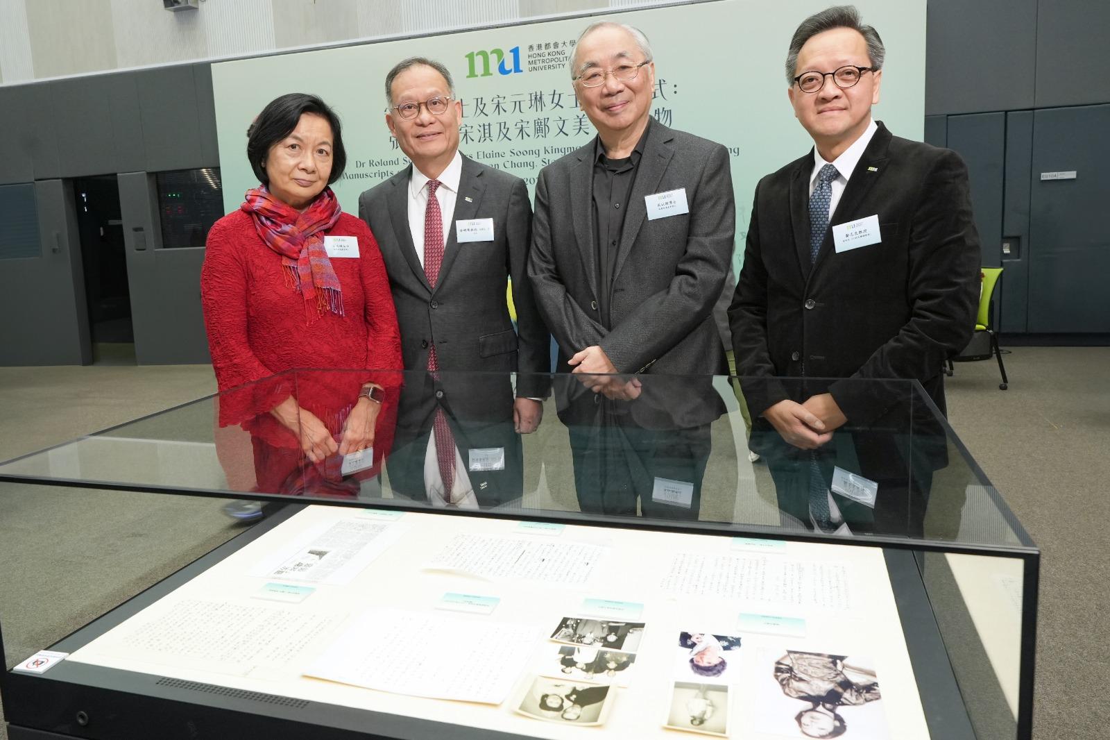 宋元琳、都大校長林群聲教授、宋以朗及都大副校長(行政 及機構發展)鄺志良向傳媒介紹部分張愛玲與宋淇夫婦的書信真跡。(都會大學圖片)