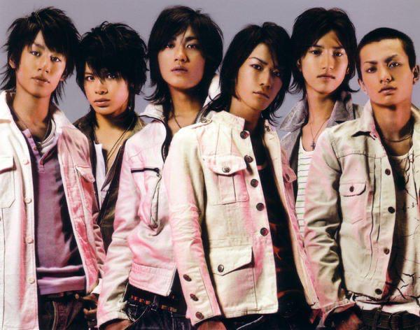 KAT-TUN成軍時以6人男團姿態發展,其後赤西仁、田中聖、田口淳之介先後退團。