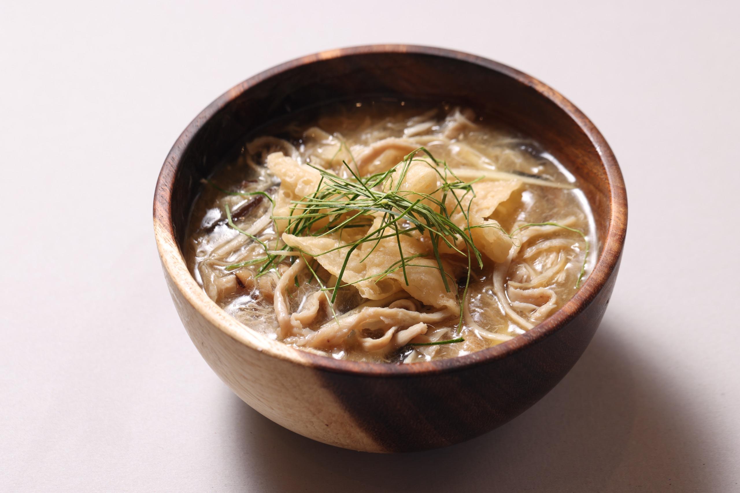 蛇肉嫩滑多汁,每一口也吃到木耳、冬菇、花膠、雞絲、薑絲等材料,口感豐富,吃罷身體添上暖意。