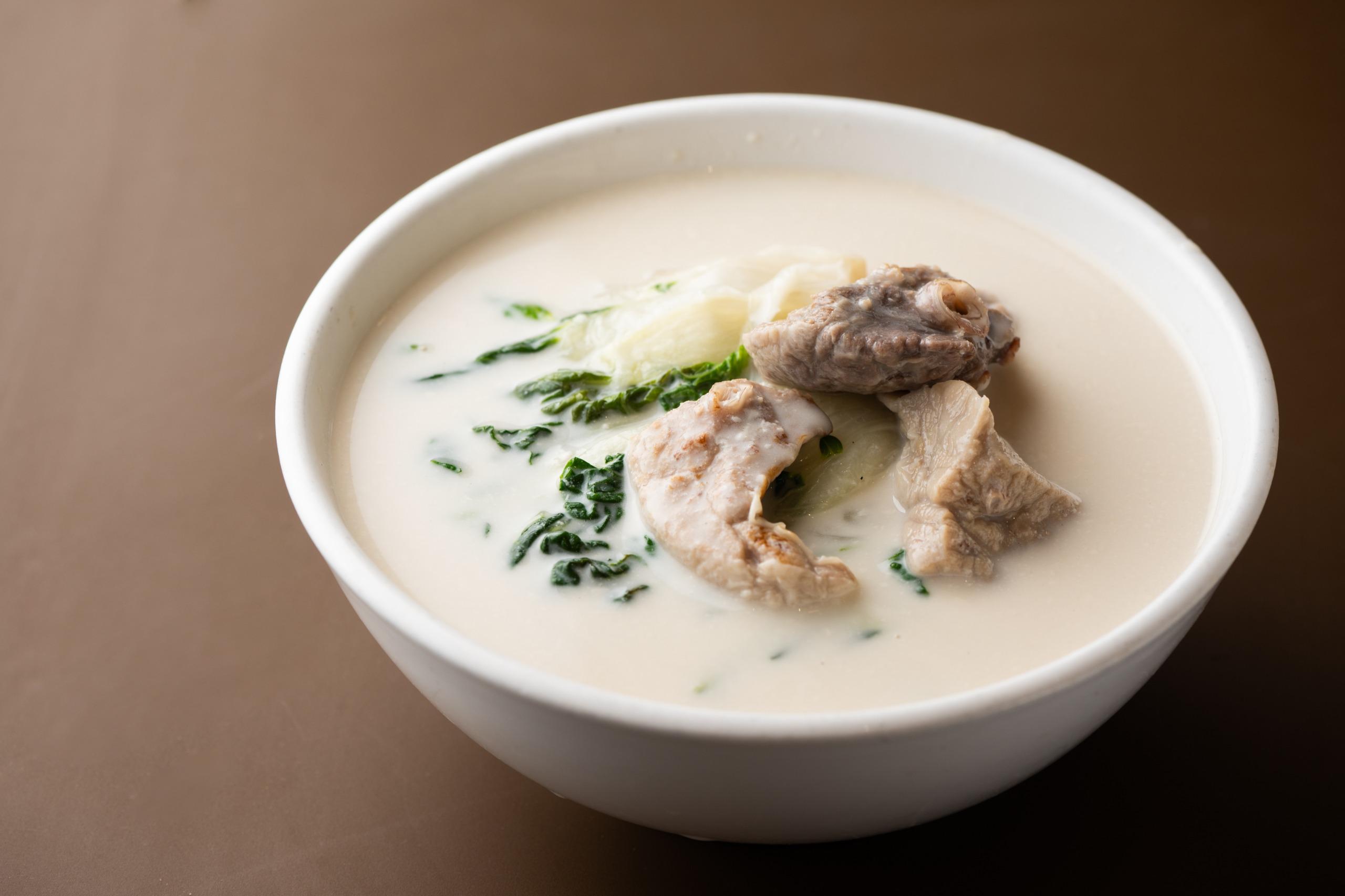 蛇王芬養顏杏汁豬肺湯清澈鮮甜,滋補潤肺,化痰止咳。