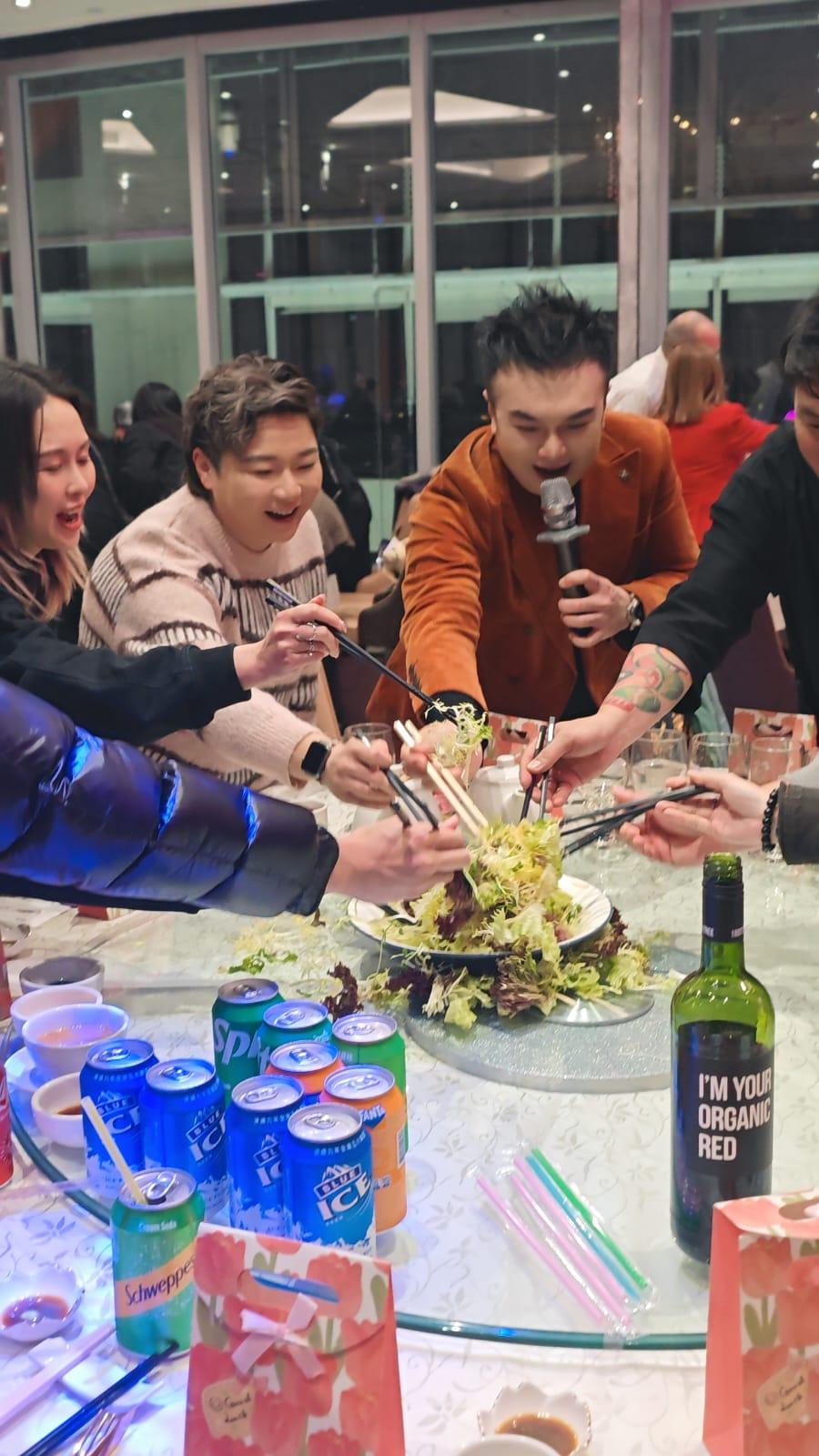 沈宗賢除了大唱情歌冧Fans 外,還邀請Fans 大玩「撈起」。