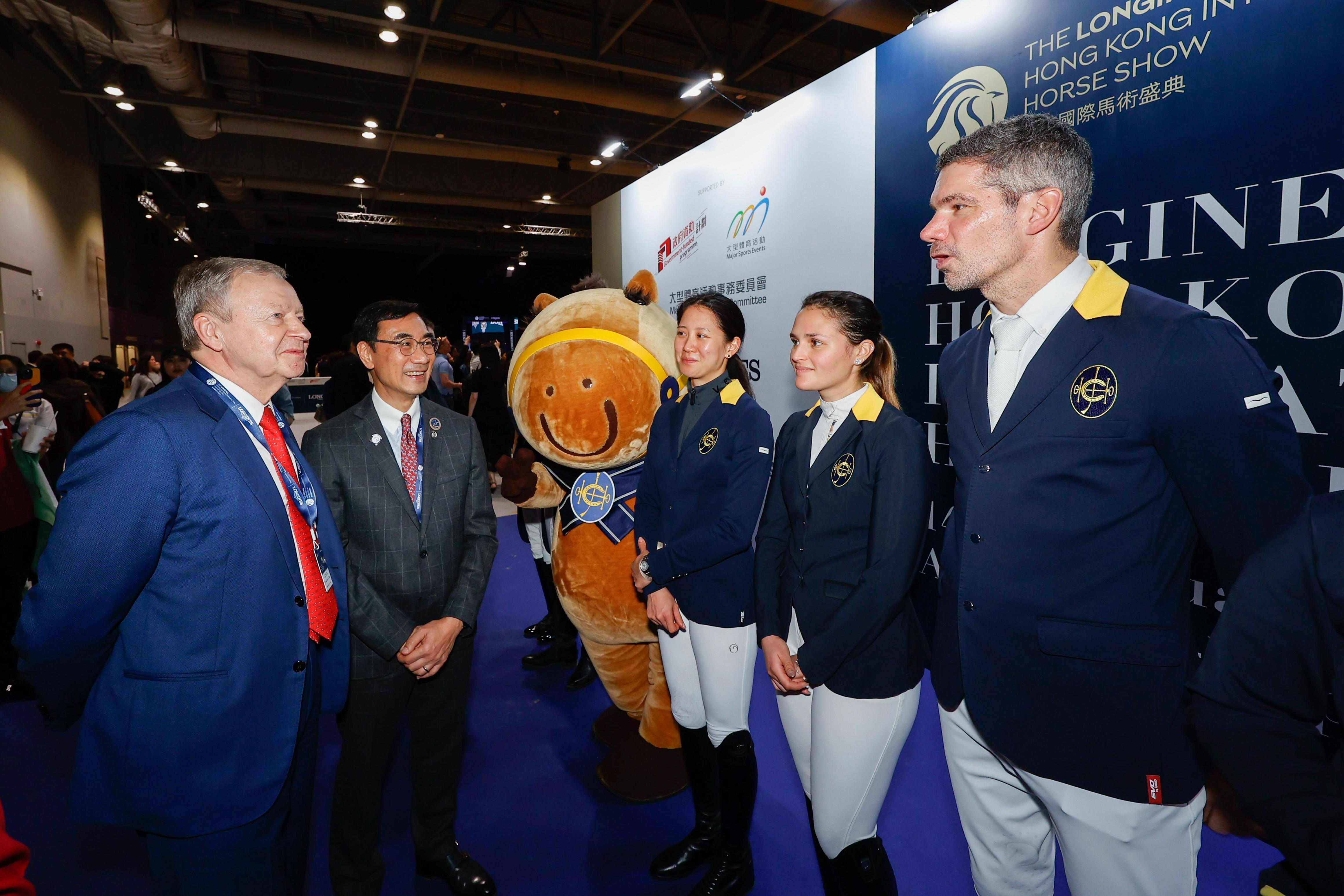 馬會主席利子厚(左二)與行政總裁應家柏(左一),與代表中國香港參與馬術賽事的馬會馬術隊成員(右起)林立信、黎嘉怡、賴楨敏會面。其中林立信於大獎賽(Longines Stakes)獲季軍 。(馬會提供)