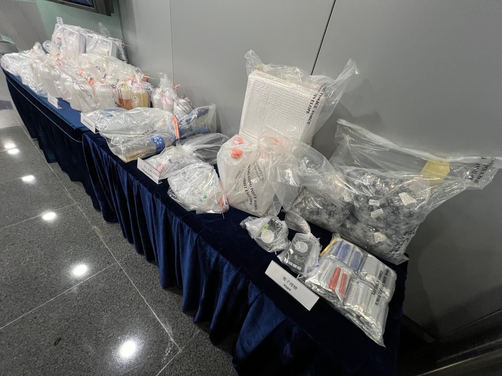 警方檢獲一批製毒材料及工具。