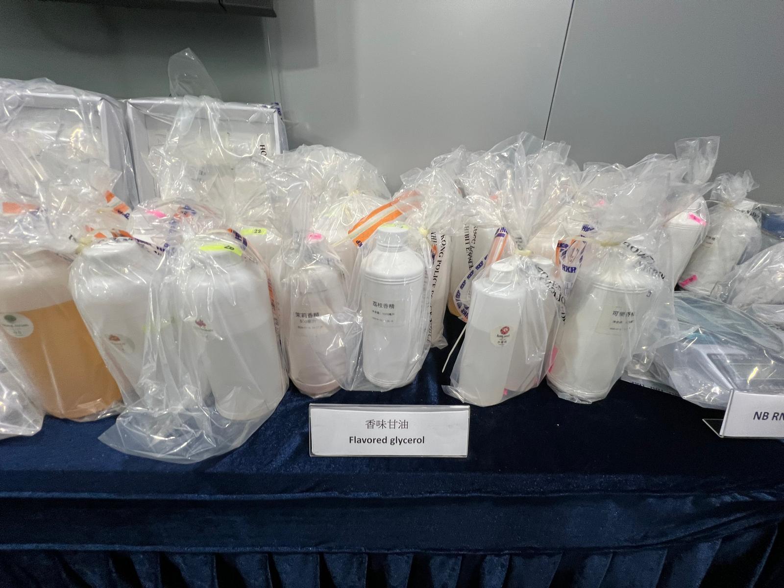 警方檢獲33公升香味甘油。