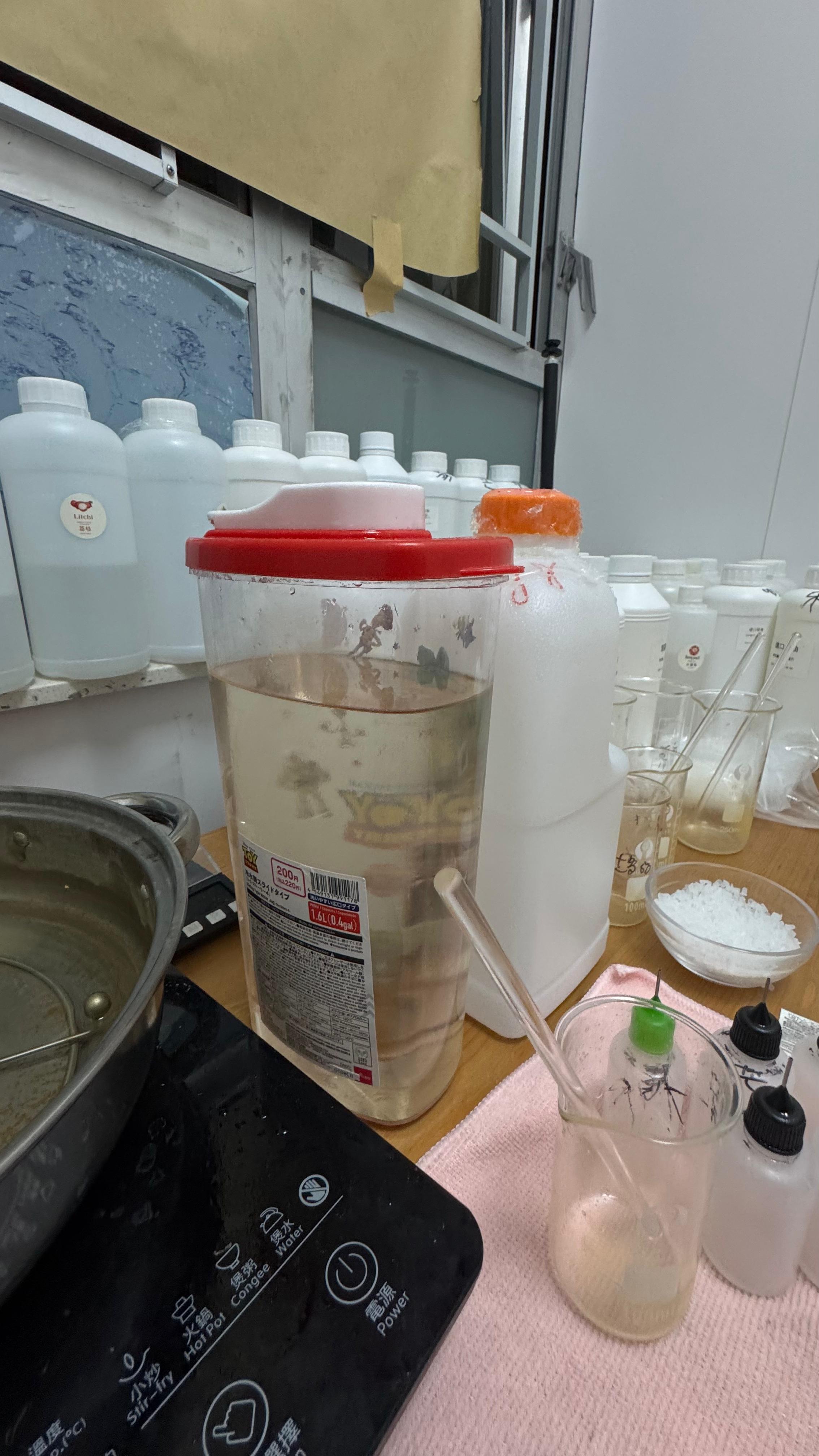 警方檢獲一批製毒工具。