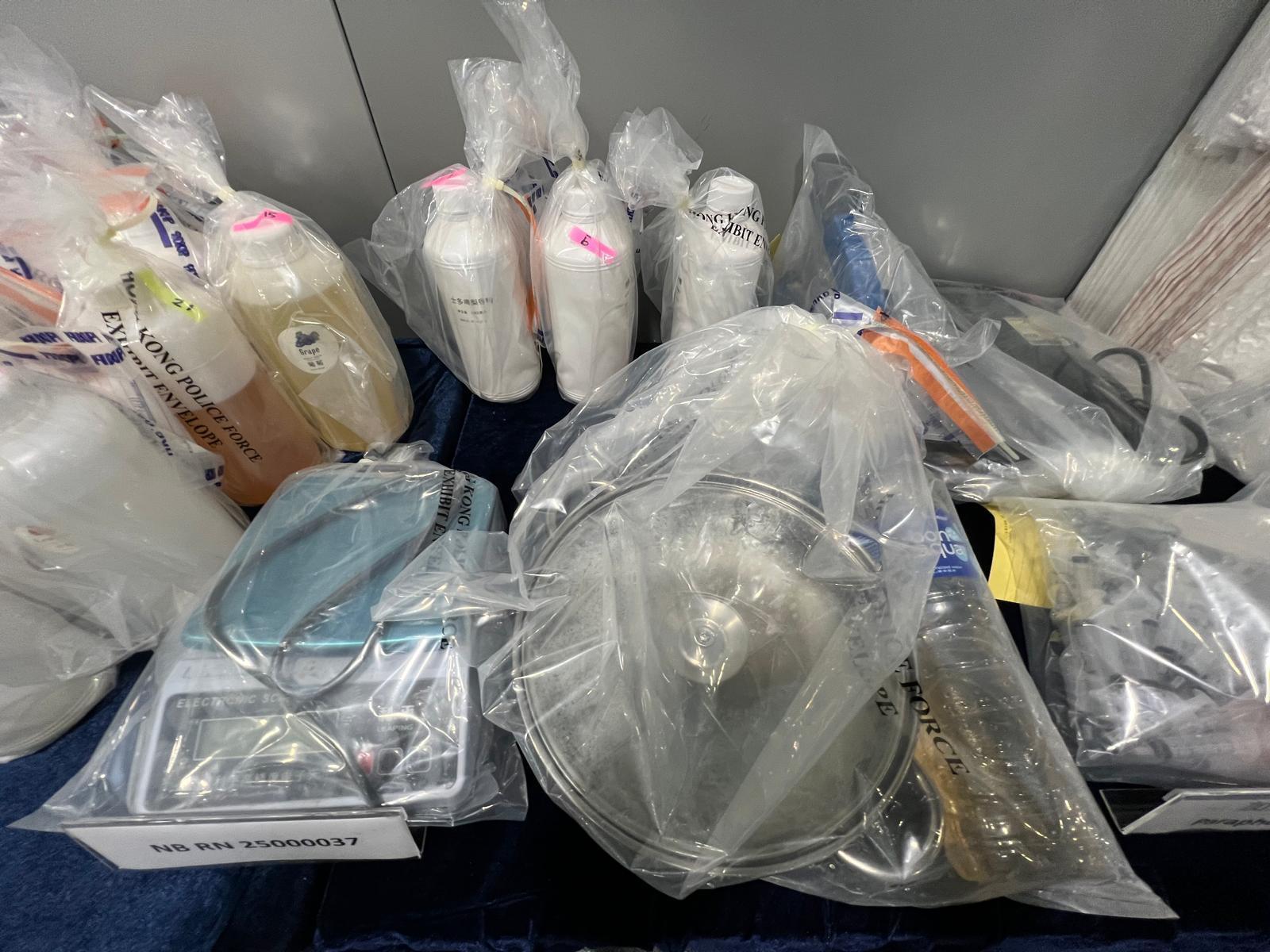 警方檢獲一批製毒工具。