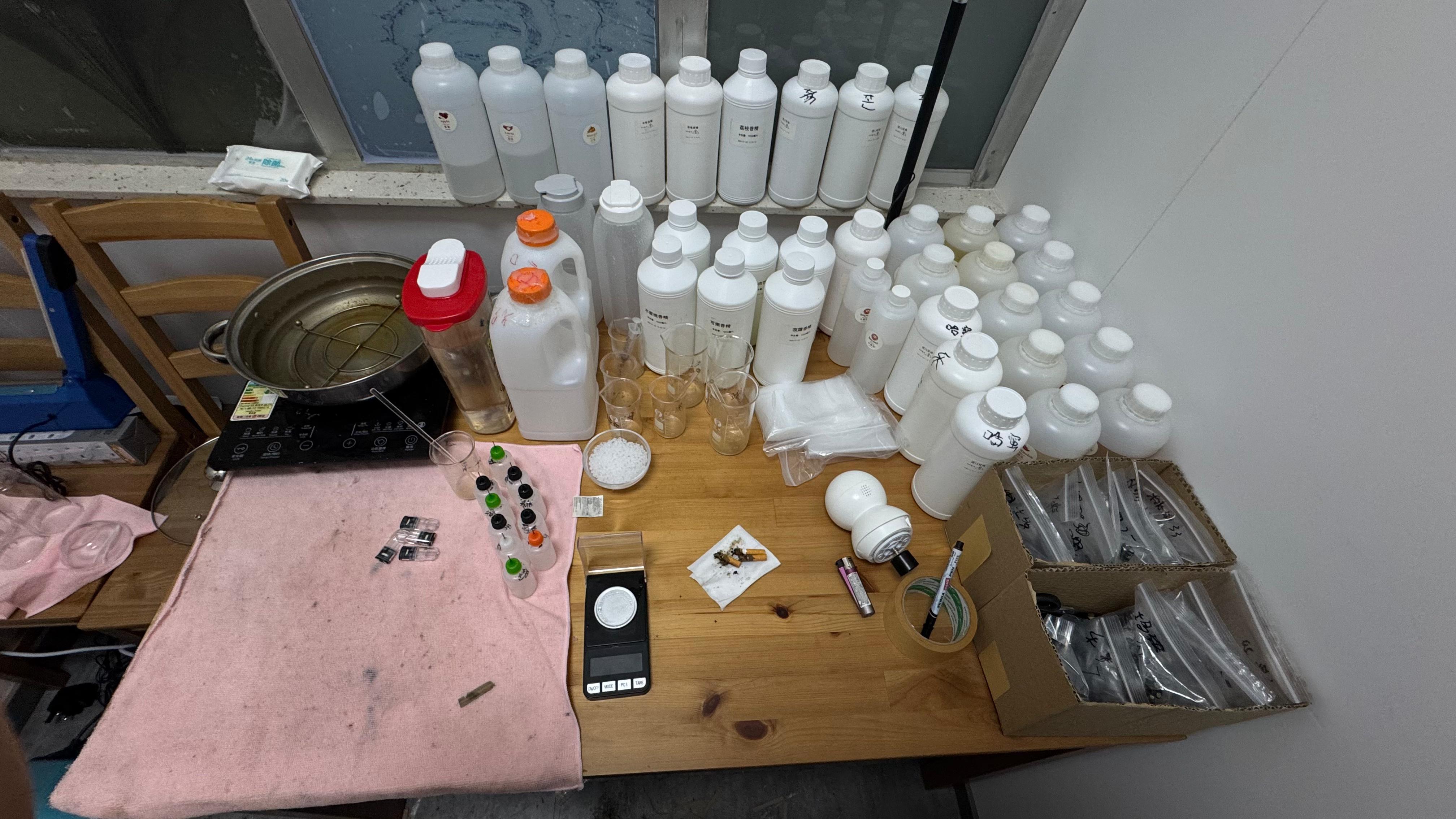 工場位於一個70呎板間房,屬太空油毒品土法製造中心。