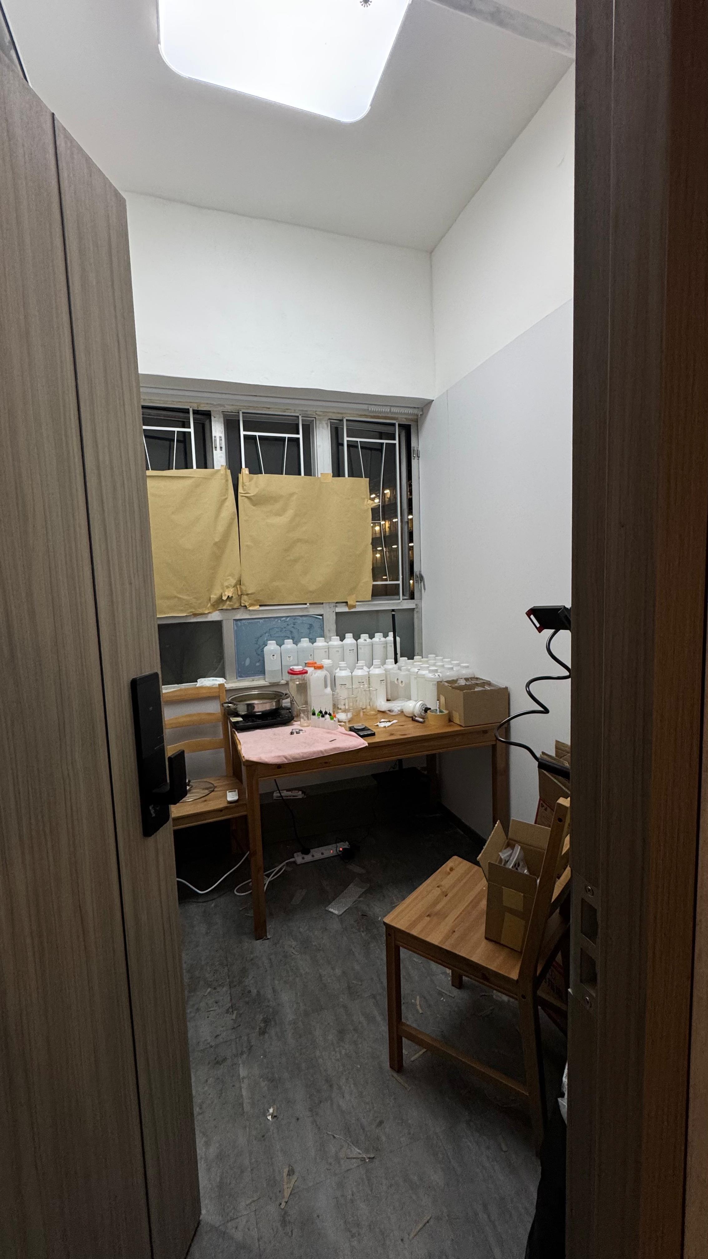 工場位於一個70呎板間房,屬太空油毒品土法製造中心。